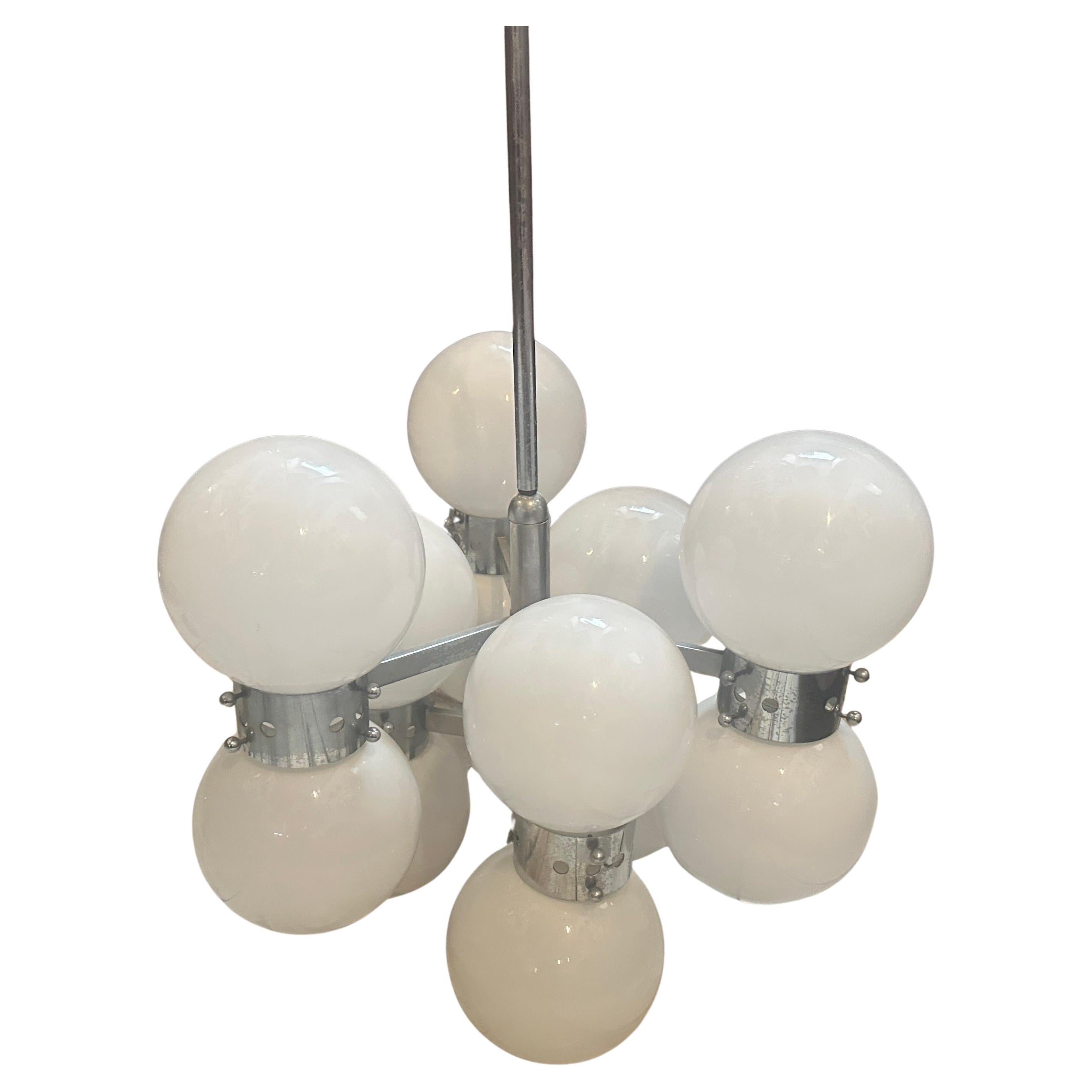 Lampadario italiano a 10 luci in acciaio e vetro opalino degli anni '60, di tipo "Space Age".