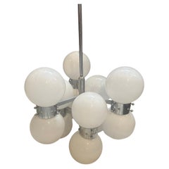 Lampadario italiano a 10 luci in acciaio e vetro opalino degli anni '60, di tipo "Space Age".