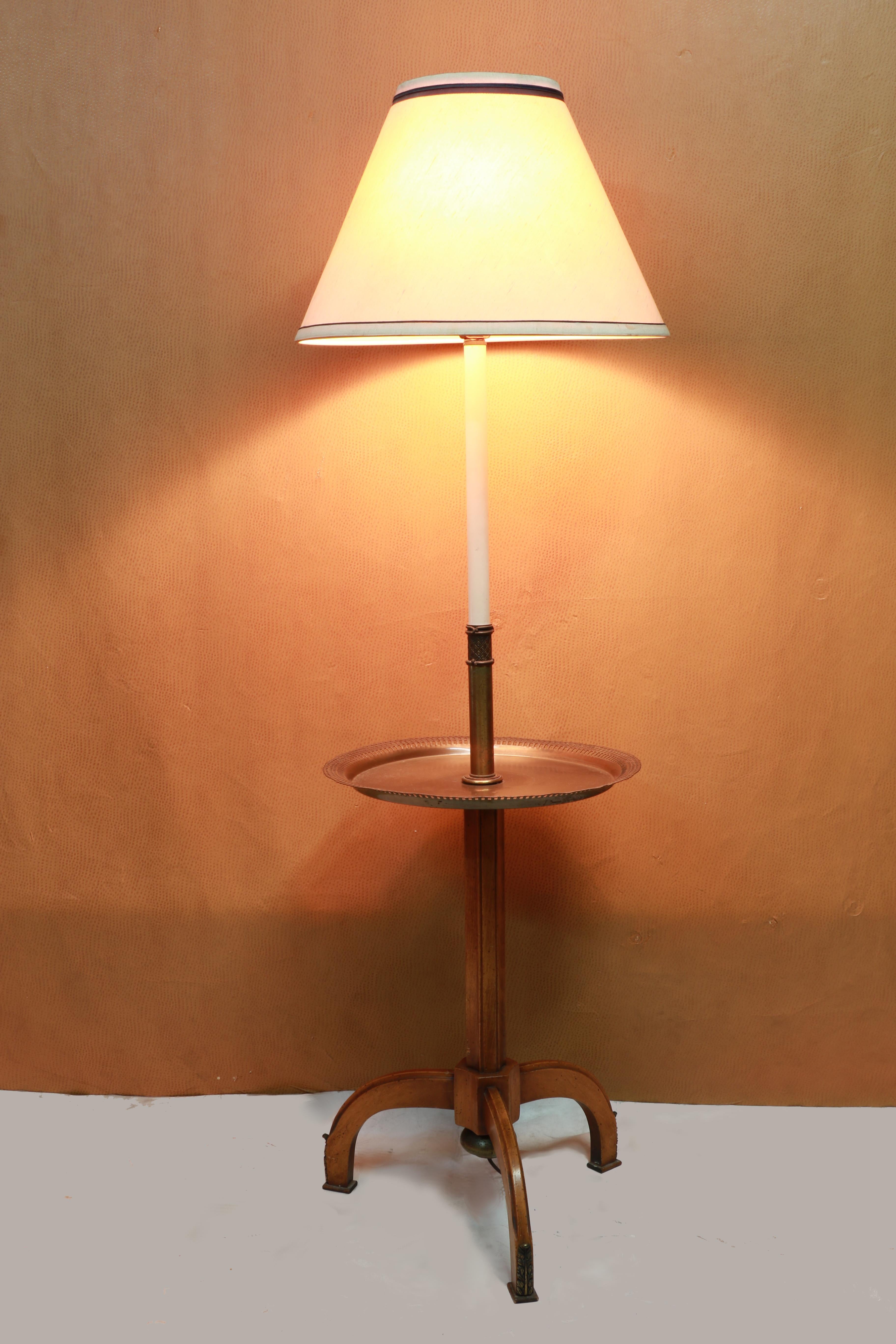 1960s Space Age Stiffel Tripod Floor Lamp, Maple and Brass, Lightolier Styling In Good Condition In Lomita, CA