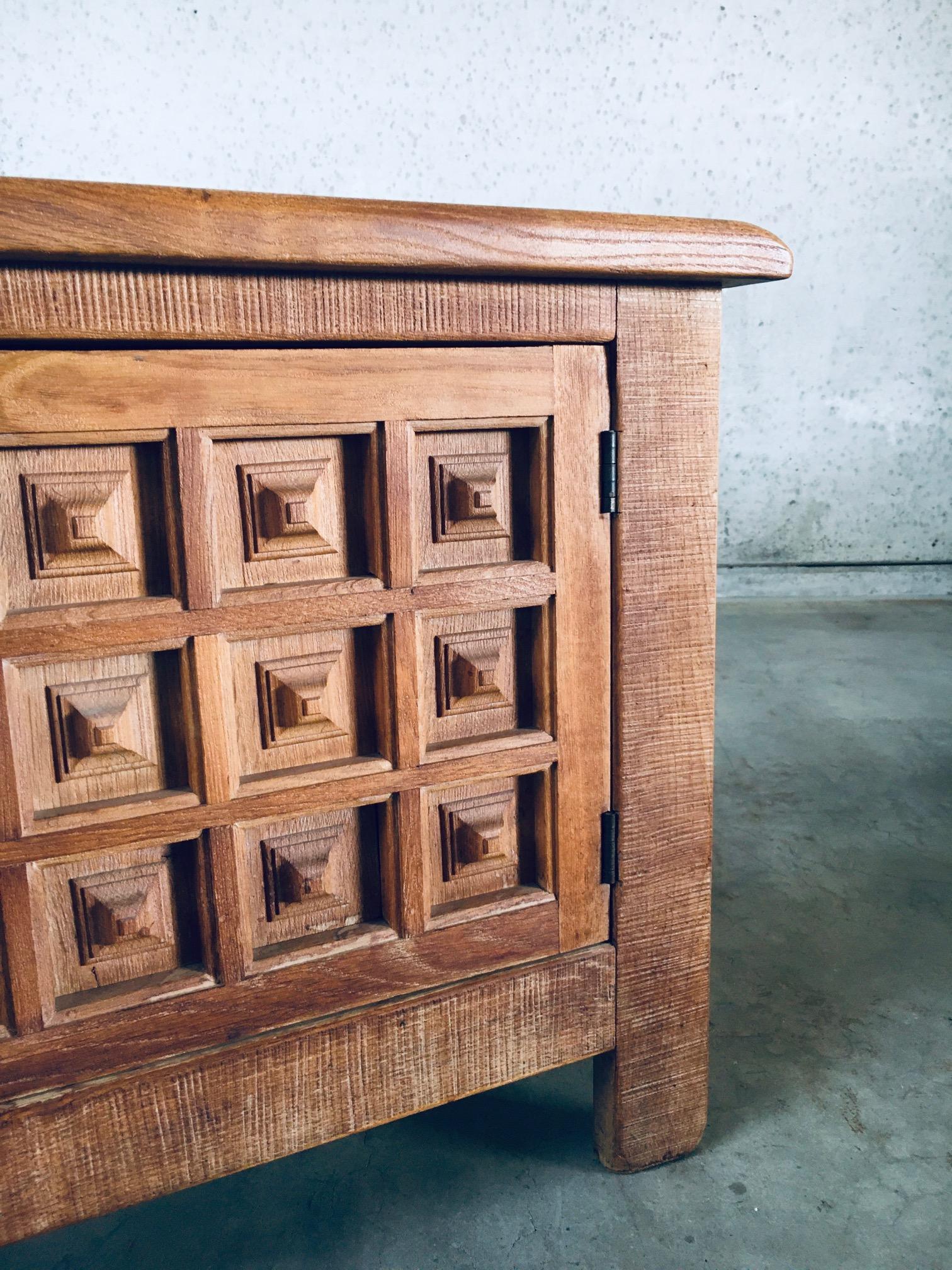 Petite armoire en chêne sculpté de style Brutalist espagnol des années 1960 en vente 3