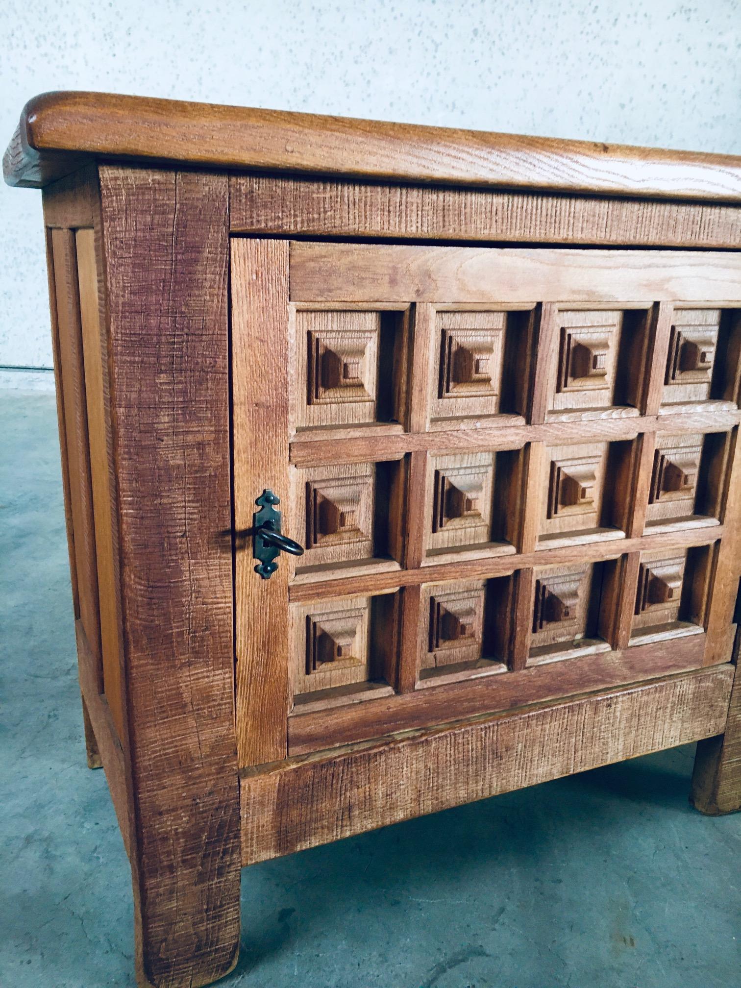 Petite armoire en chêne sculpté de style Brutalist espagnol des années 1960 en vente 4