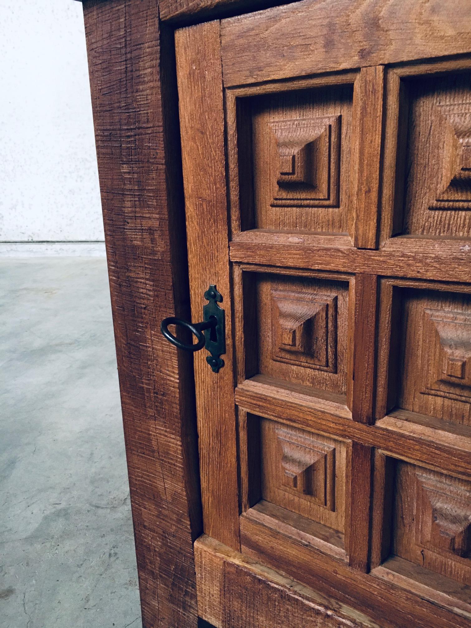 Petite armoire en chêne sculpté de style Brutalist espagnol des années 1960 en vente 5