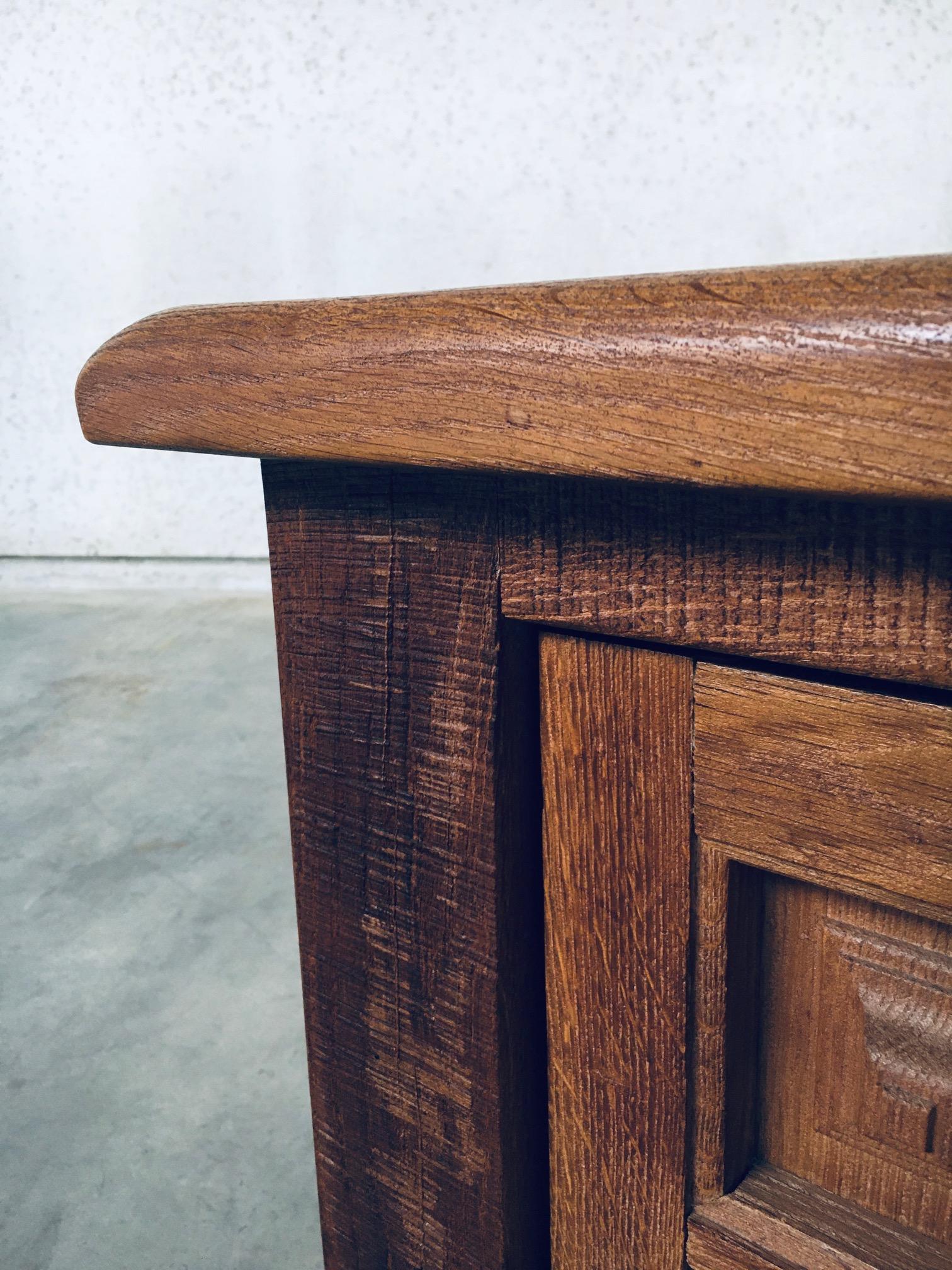 Petite armoire en chêne sculpté de style Brutalist espagnol des années 1960 en vente 6
