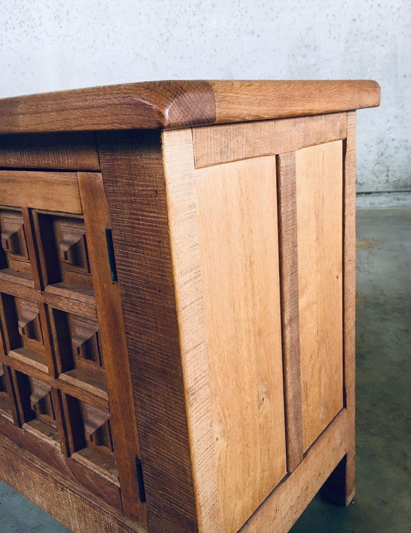 Petite armoire en chêne sculpté de style Brutalist espagnol des années 1960 en vente 7