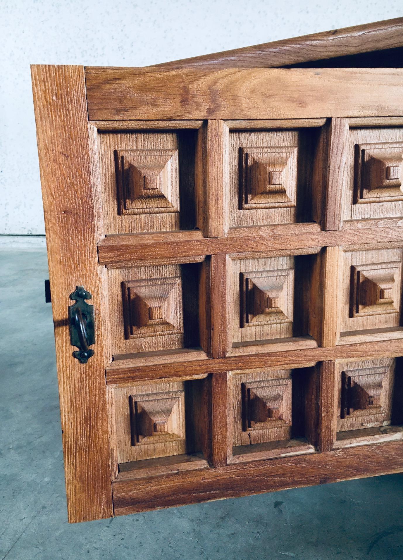 Petite armoire en chêne sculpté de style Brutalist espagnol des années 1960 en vente 9