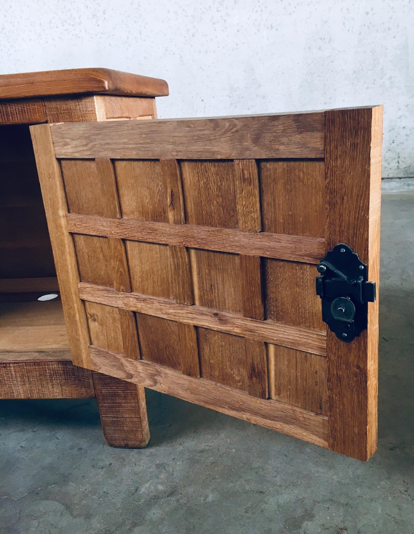 Petite armoire en chêne sculpté de style Brutalist espagnol des années 1960 en vente 10