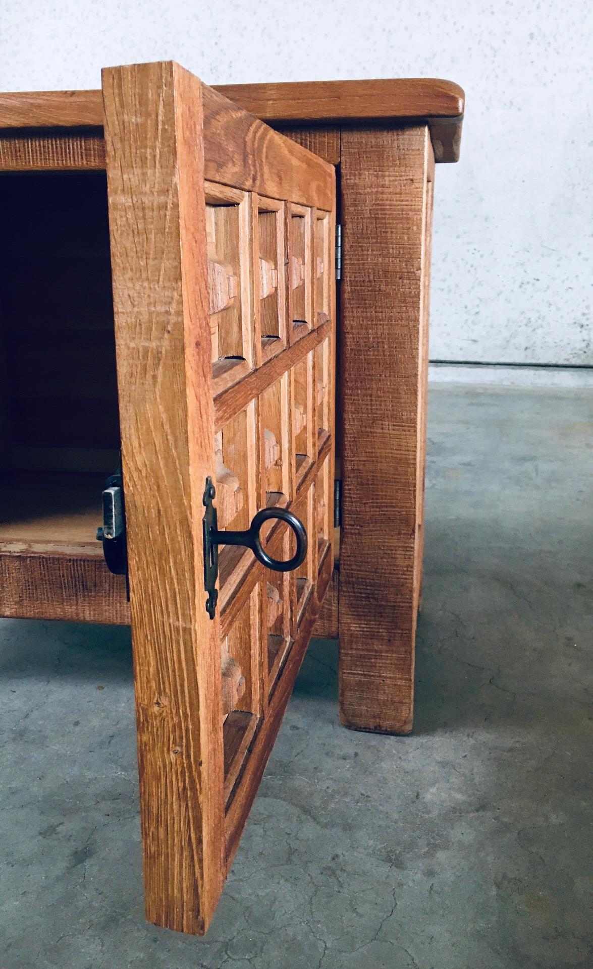 Petite armoire en chêne sculpté de style Brutalist espagnol des années 1960 en vente 11