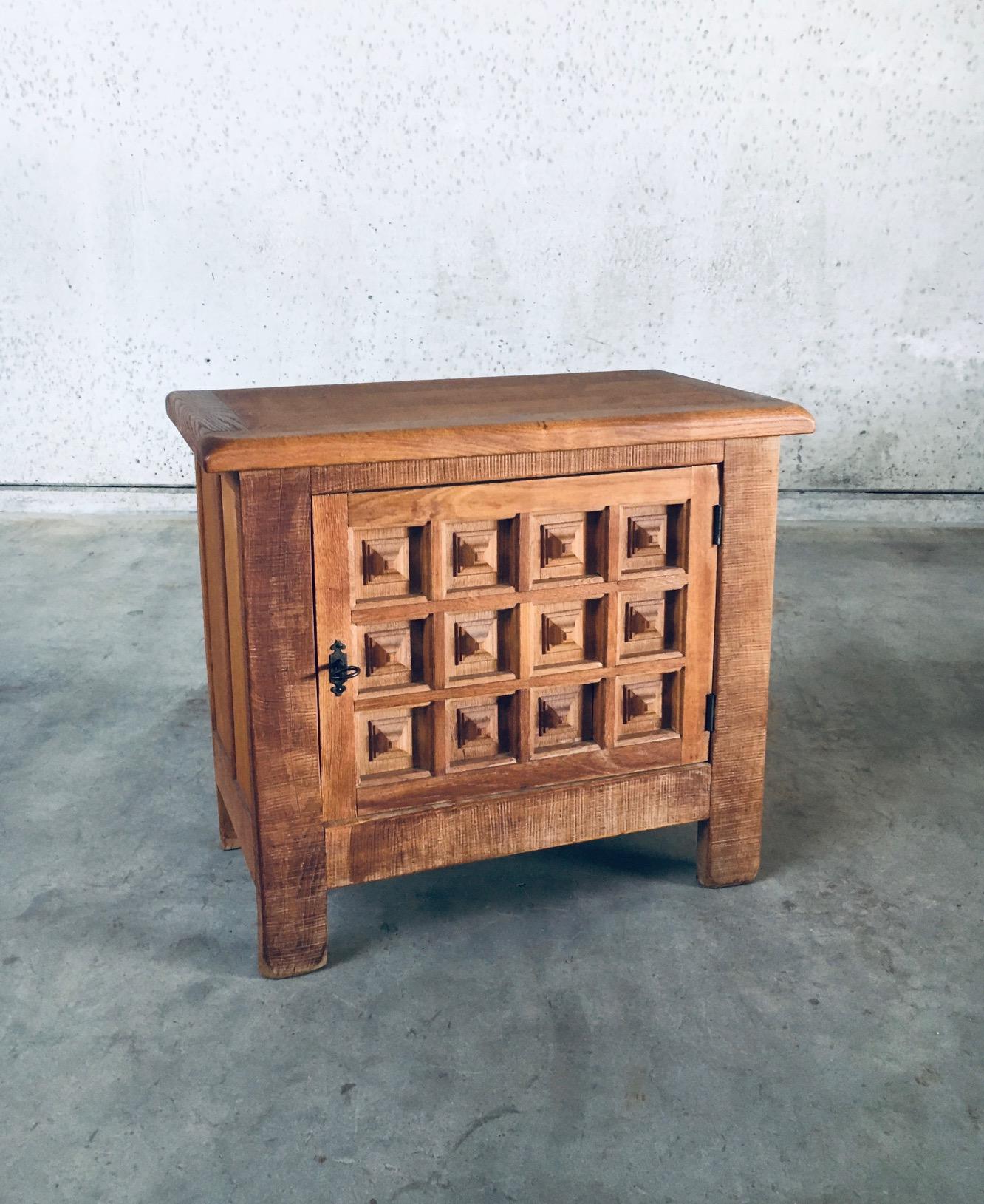 Brutalisme Petite armoire en chêne sculpté de style Brutalist espagnol des années 1960 en vente