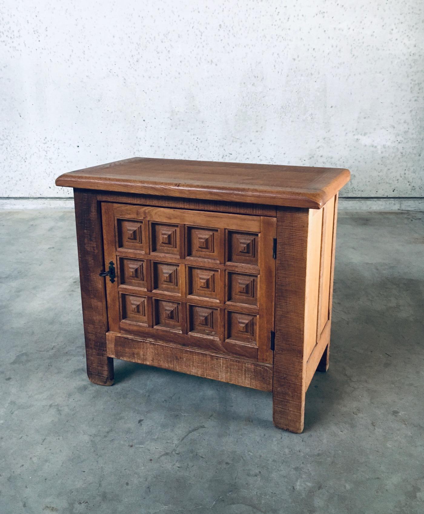 Belge Petite armoire en chêne sculpté de style Brutalist espagnol des années 1960 en vente
