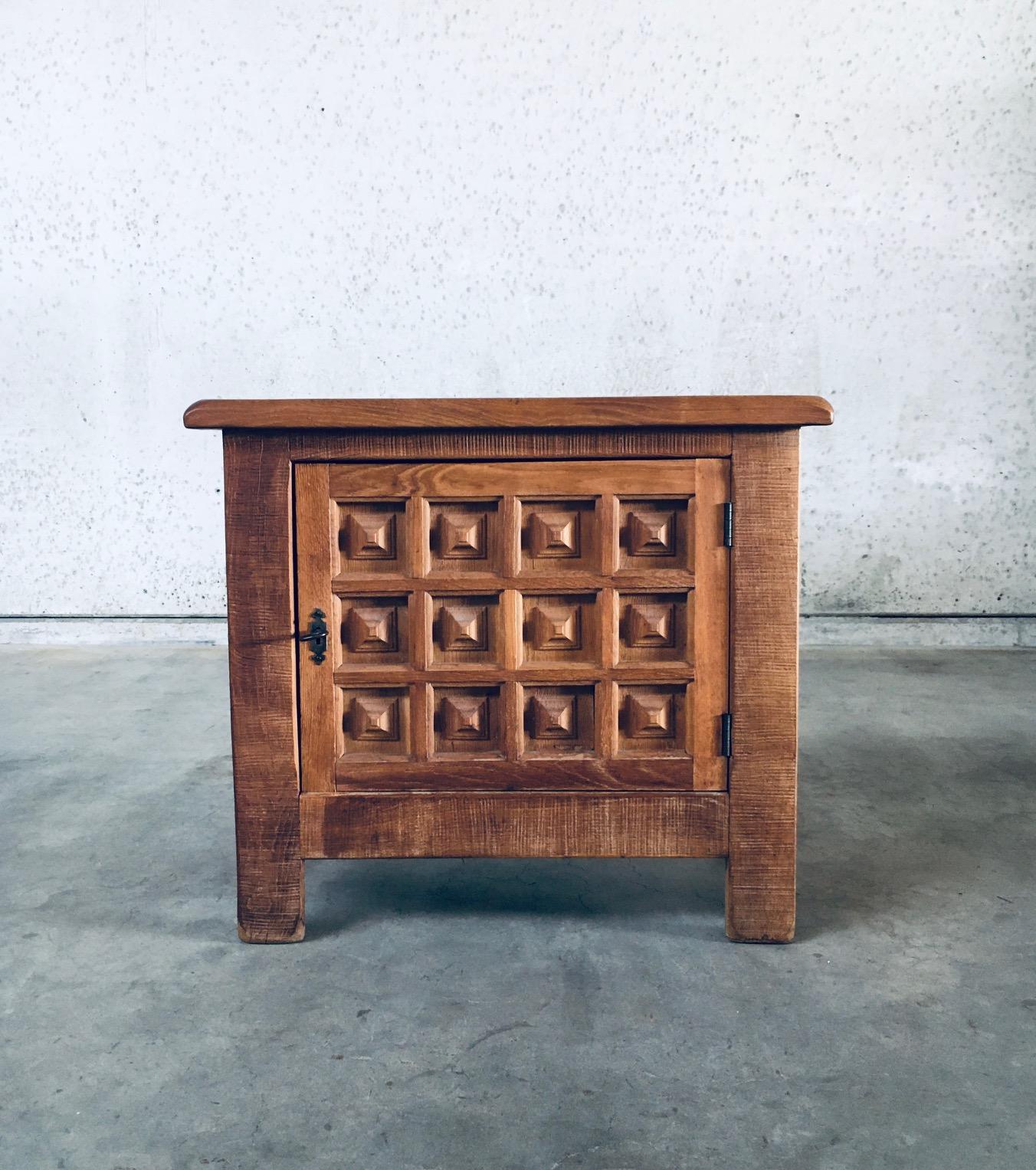 Petite armoire en chêne sculpté de style Brutalist espagnol des années 1960 Bon état - En vente à Oud-Turnhout, VAN