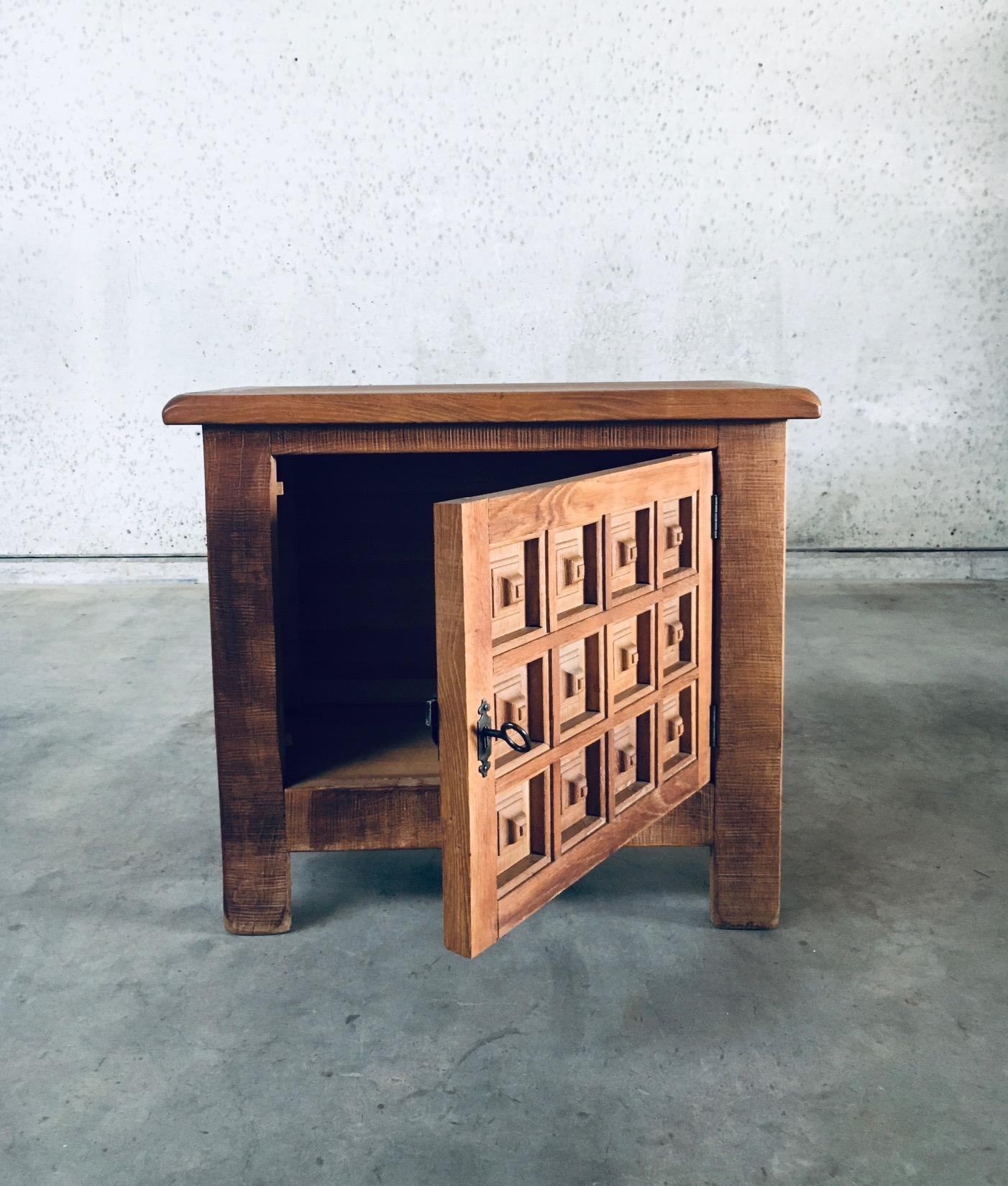 Milieu du XXe siècle Petite armoire en chêne sculpté de style Brutalist espagnol des années 1960 en vente