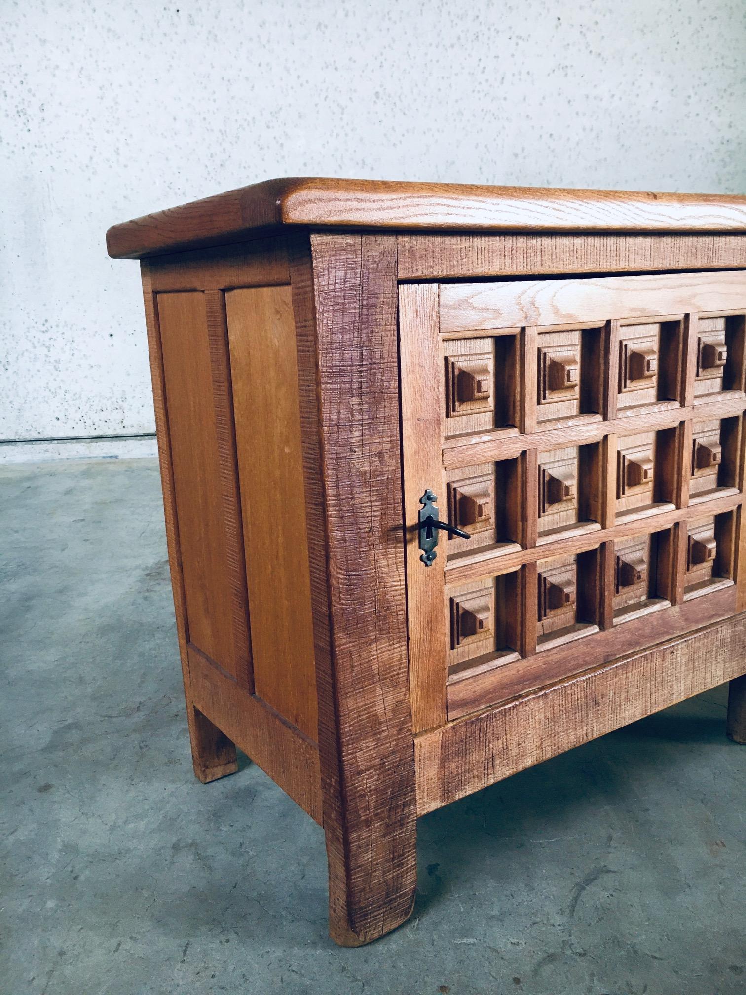 Chêne Petite armoire en chêne sculpté de style Brutalist espagnol des années 1960 en vente