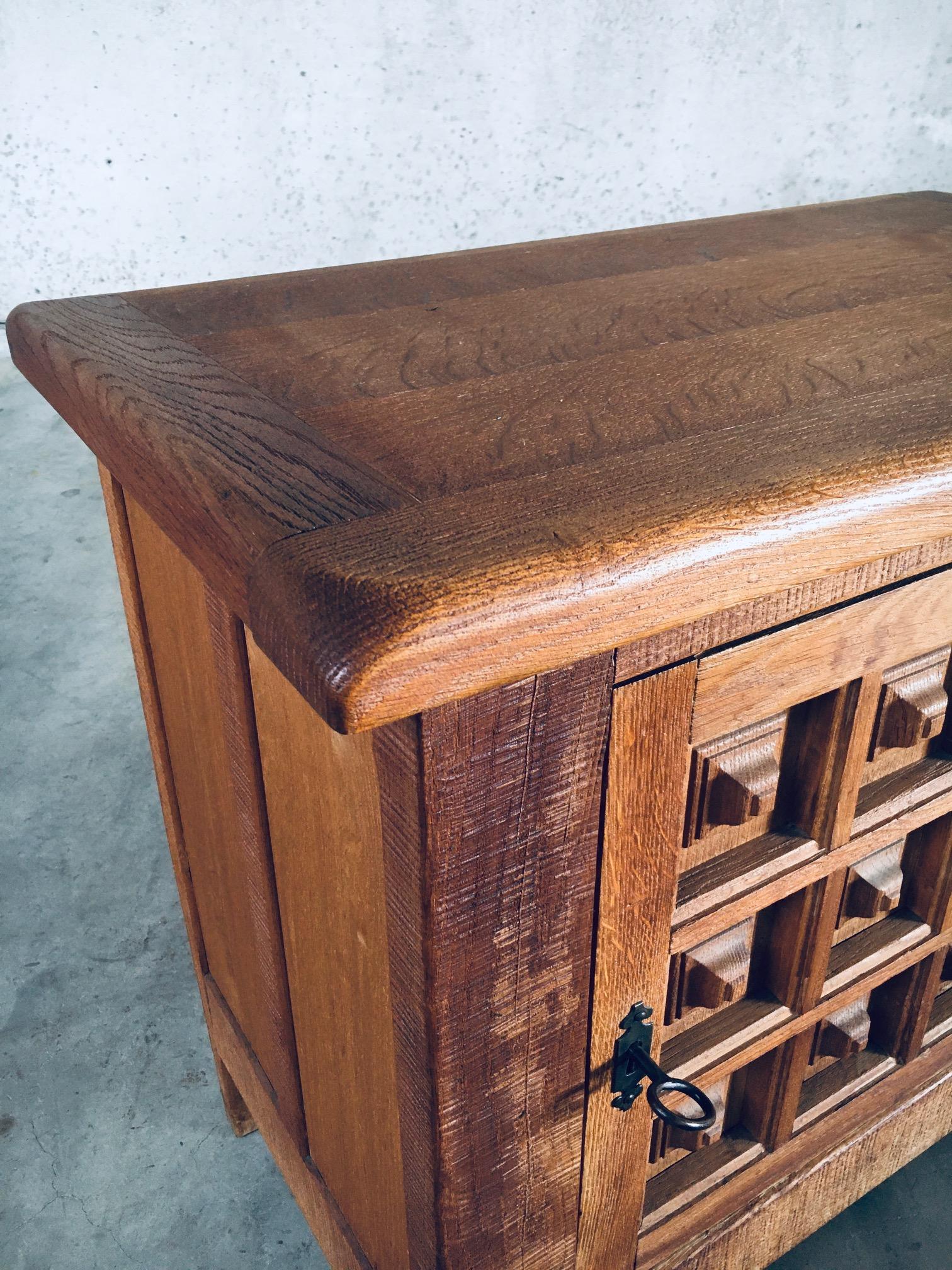 Petite armoire en chêne sculpté de style Brutalist espagnol des années 1960 en vente 1