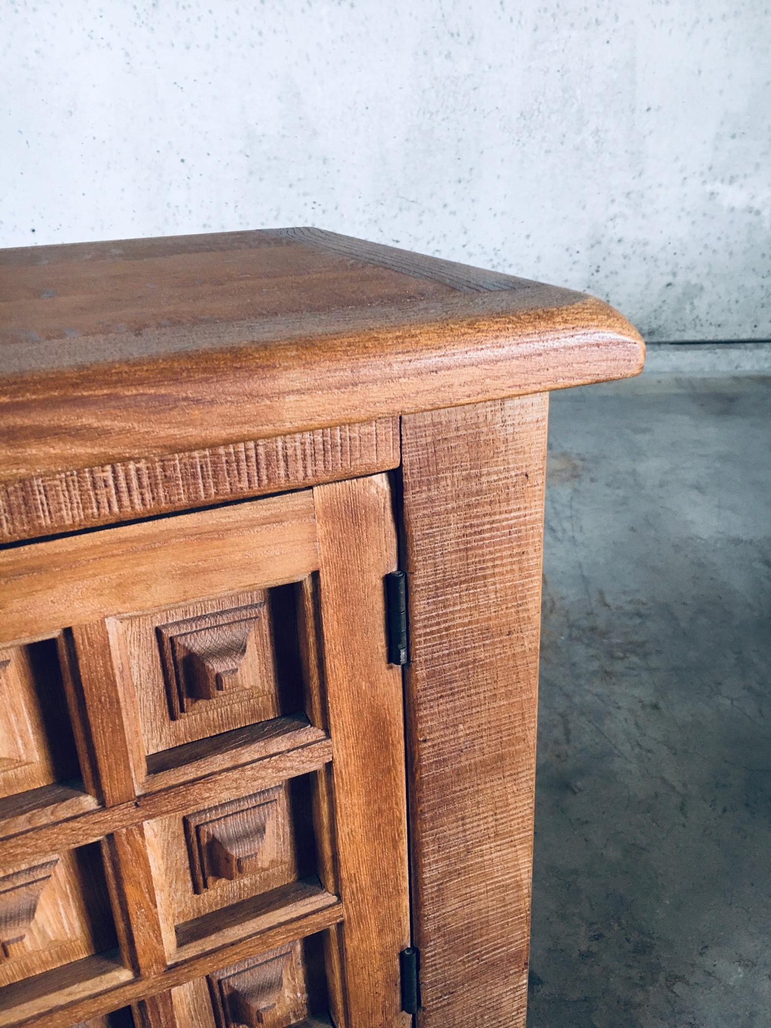 Petite armoire en chêne sculpté de style Brutalist espagnol des années 1960 en vente 2
