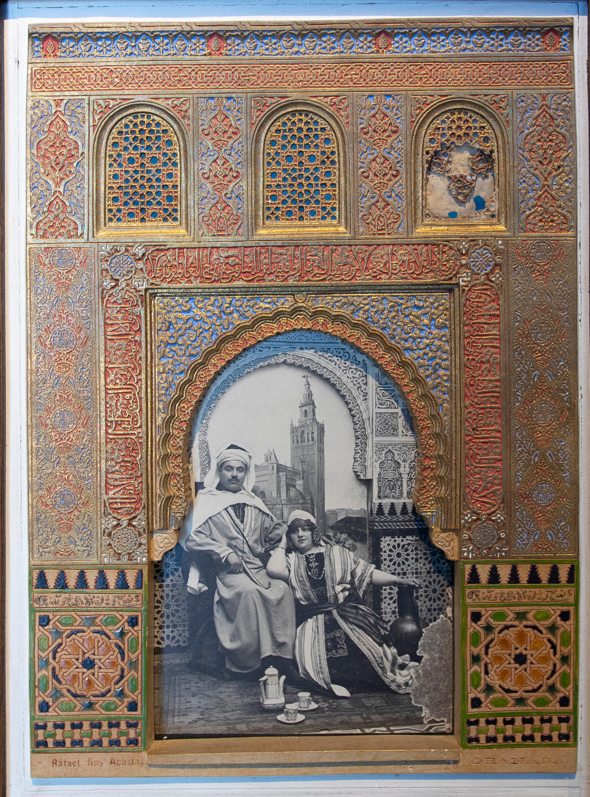 Rare 1960s Spanish detailed stucco relief showcasing Mudéjar art during Al-Andalus, exquisitely framed with a bone inlay decorative frame and with a real photo inset. 

Interior dimensions: 36 x 23 cm.