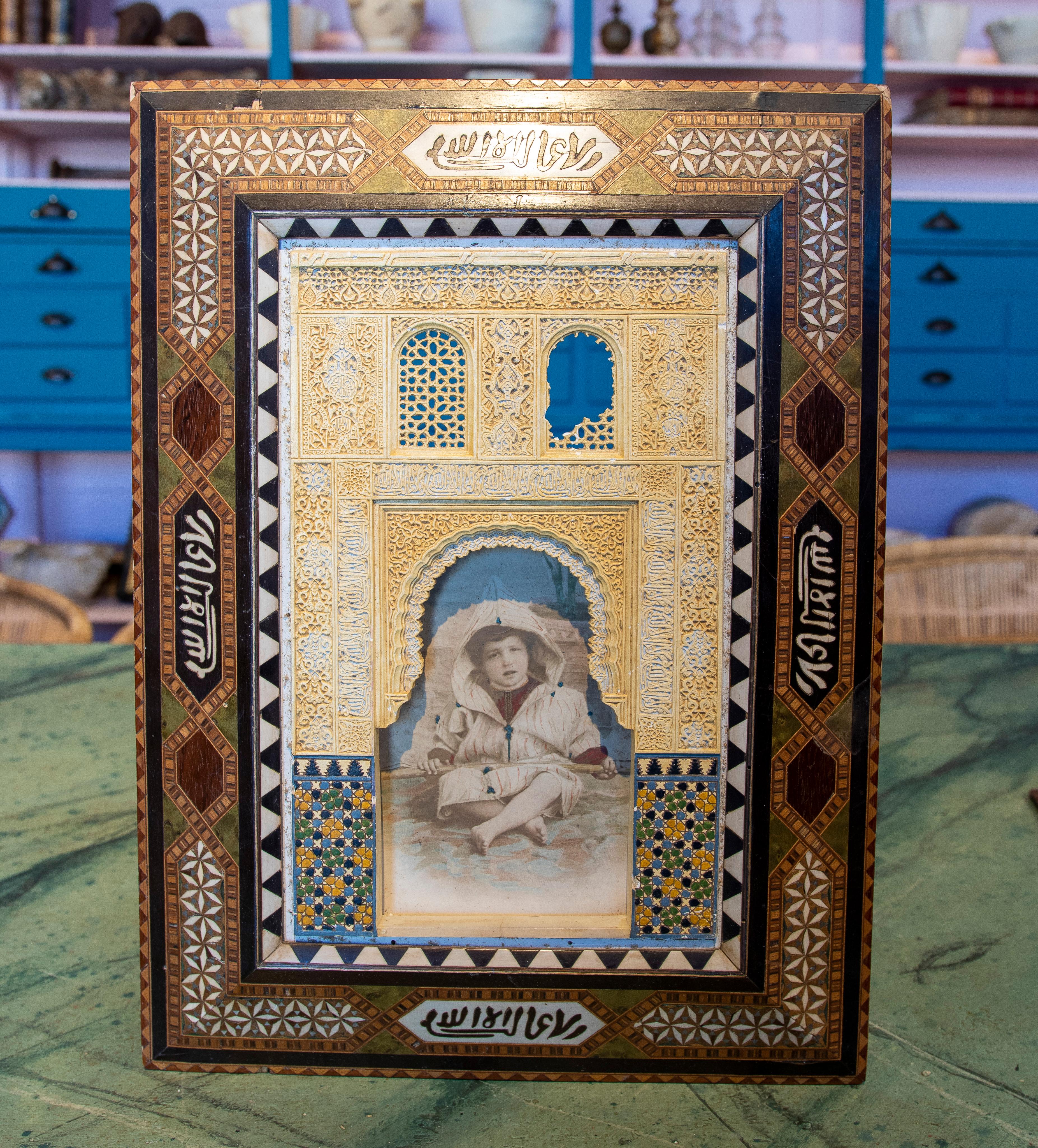Rare 1960s Spanish detailed stucco relief showcasing Mudéjar art during Al-Andalus, exquisitely framed with a bone inlay decorative frame and with a real photo inset. 

Interior dimensions: 29x18,5cm.