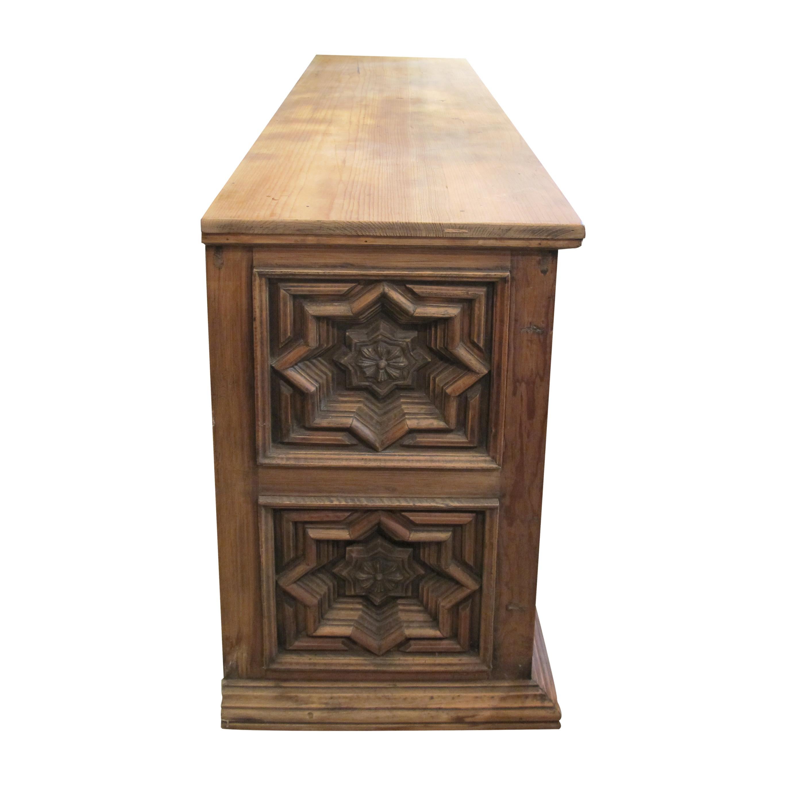 Spagnolo Credenza spagnola degli anni '60 con ante intagliate geometriche in vendita