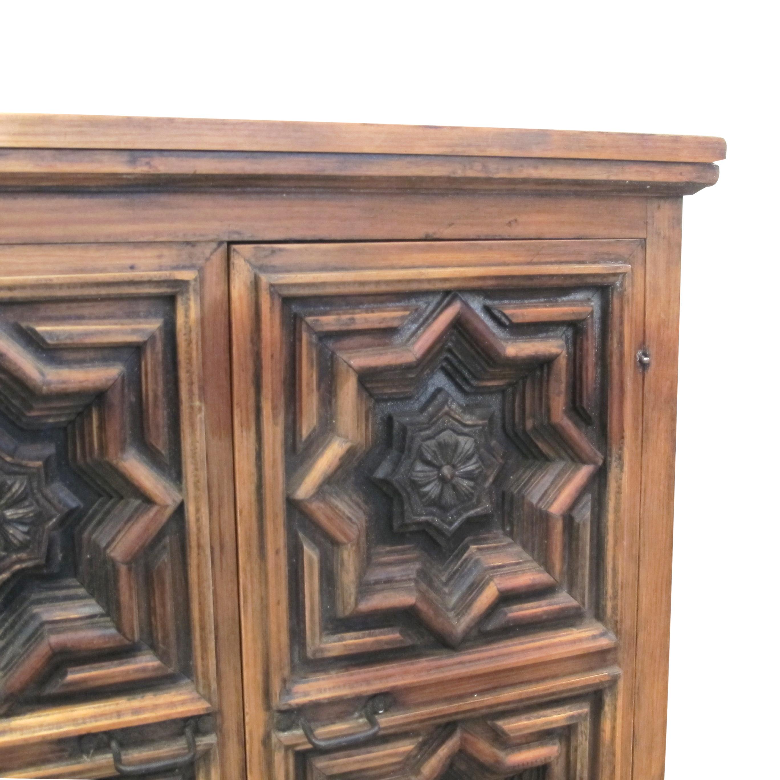Intagliato a mano Credenza spagnola degli anni '60 con ante intagliate geometriche in vendita