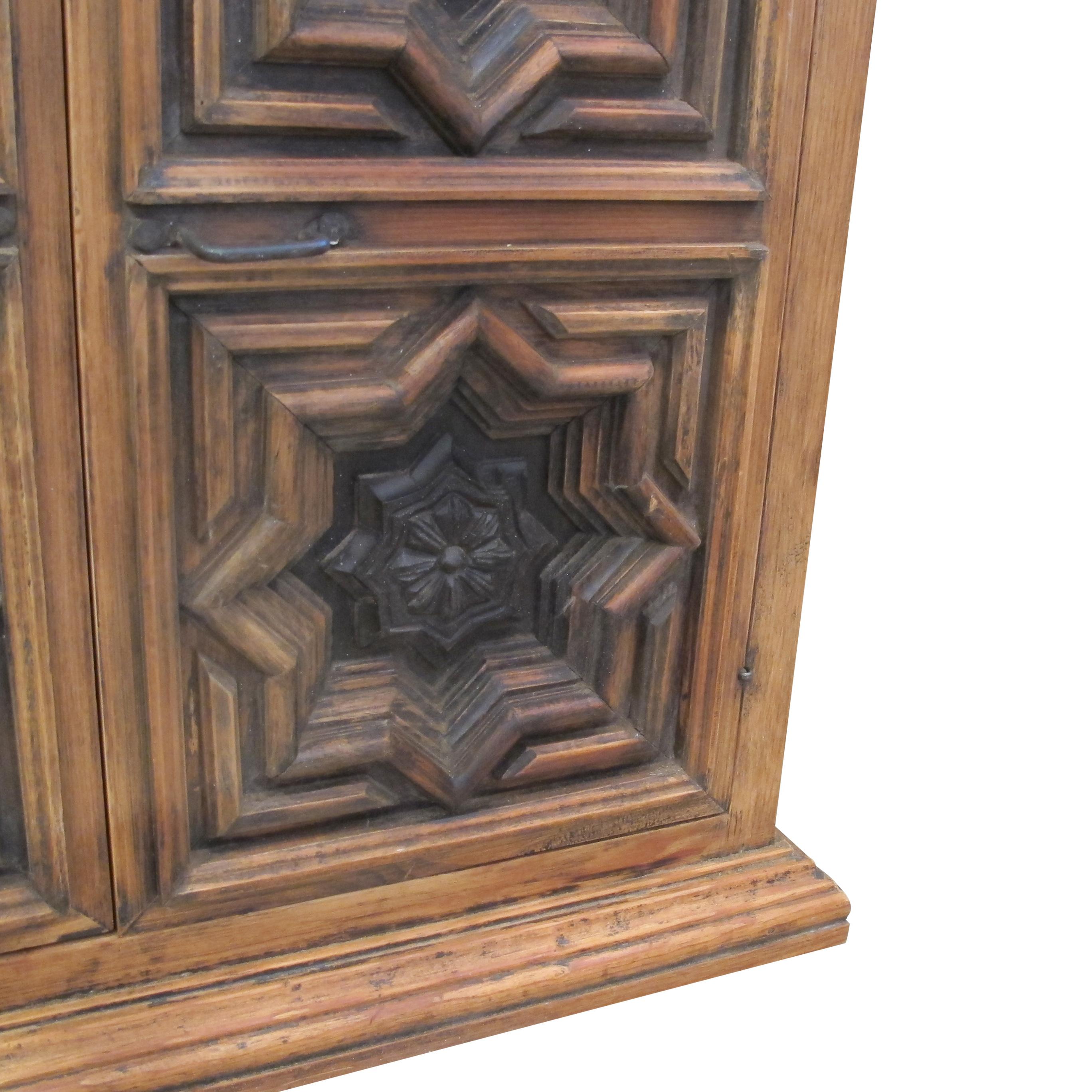 Credenza spagnola degli anni '60 con ante intagliate geometriche In condizioni buone in vendita a London, GB