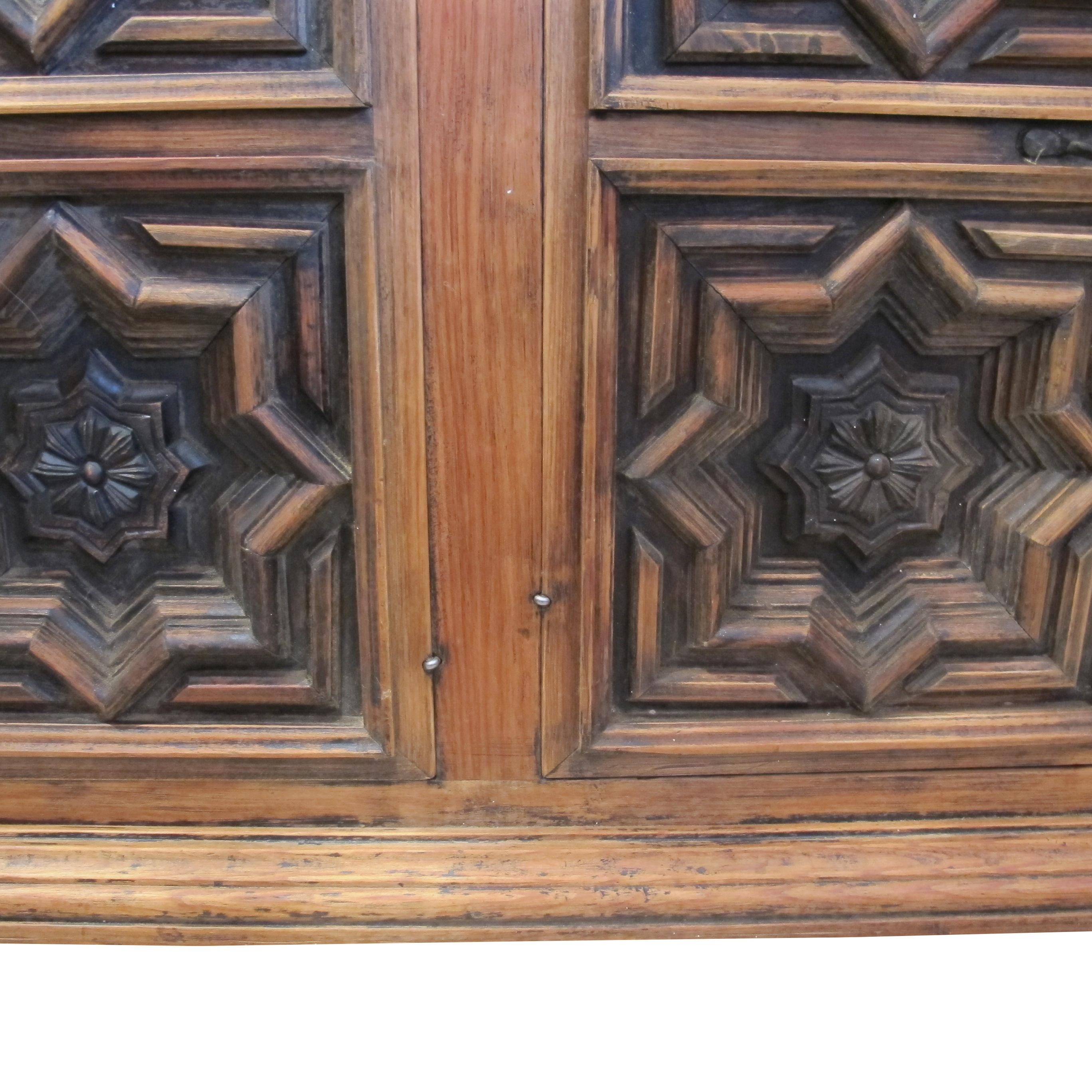 Metà XX secolo Credenza spagnola degli anni '60 con ante intagliate geometriche in vendita