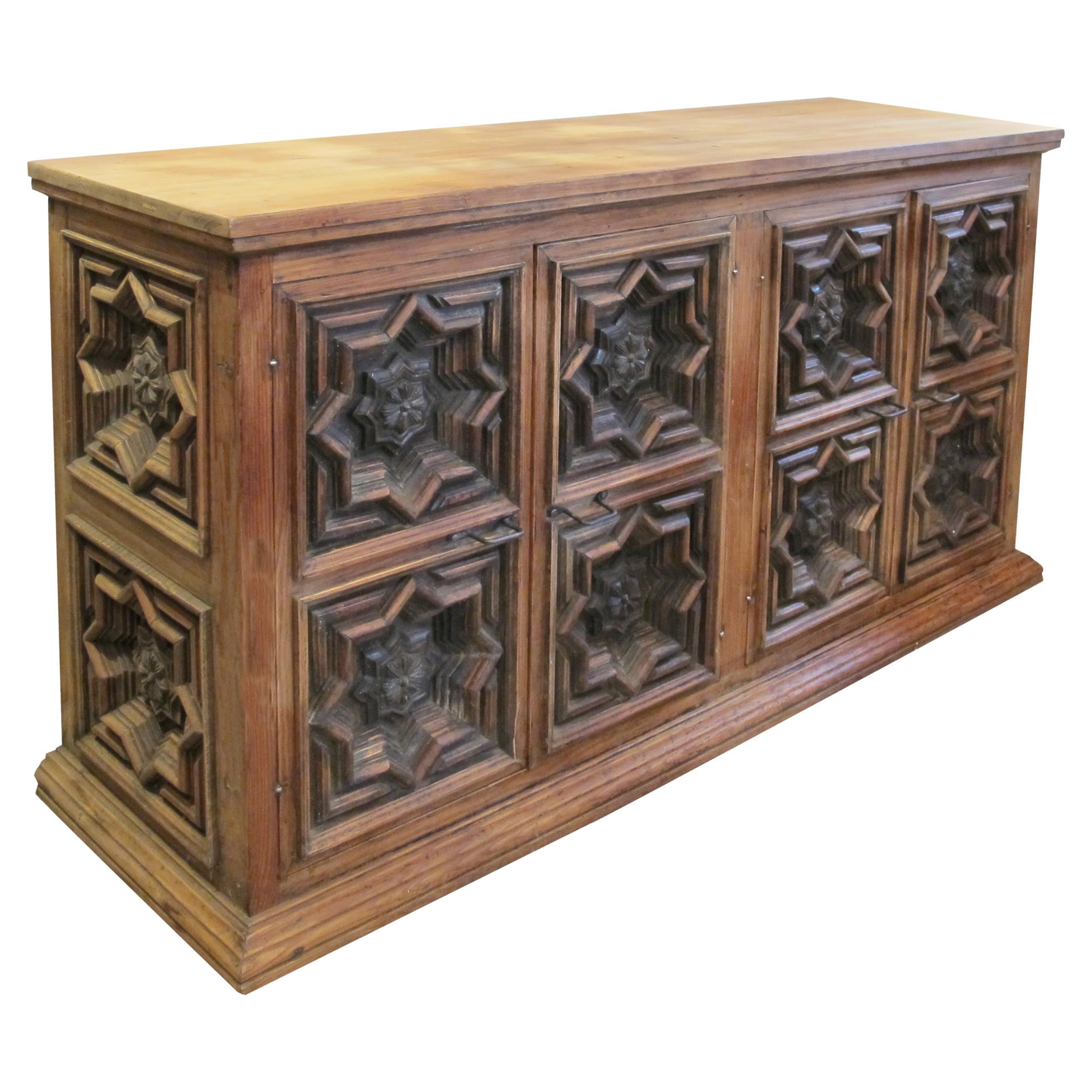Credenza spagnola degli anni '60 con ante intagliate geometriche in vendita