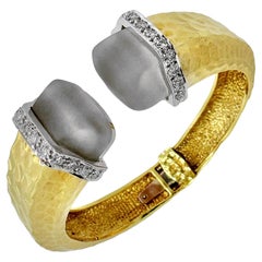 Armband aus gehämmertem Gold, Diamanten und mattiertem Kristall von R. Stone, 1960er Jahre