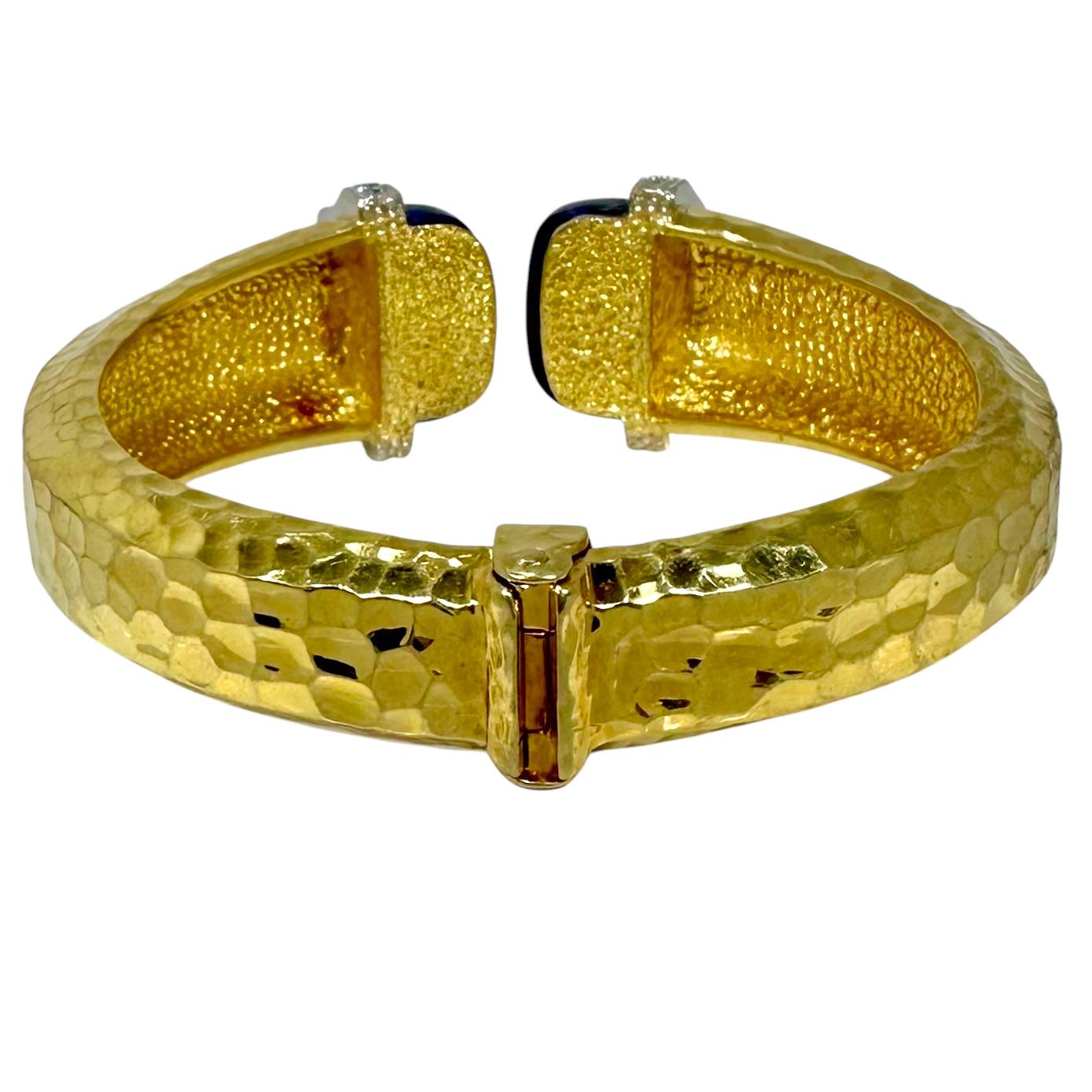 1960s Split Front, Hammered Gold, Diamond & Lapis-Lazuli Bracelet by R. Stone In Good Condition For Sale In Palm Beach, FL
