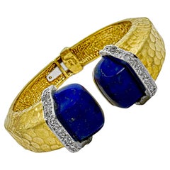R. Stone, bracelet fendu sur le devant, en or martelé, diamants et lapis-lazuli, années 1960