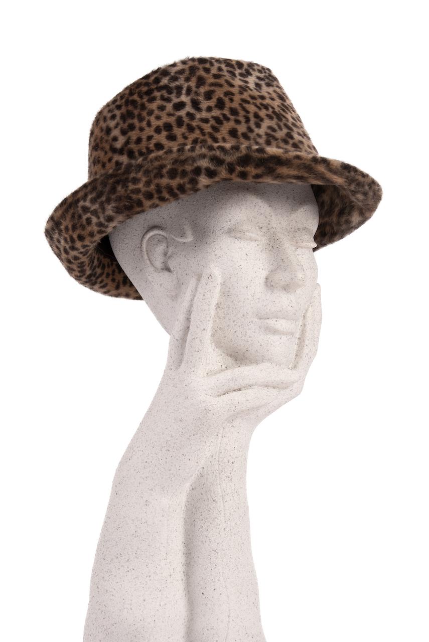 Dies ist ein ultra-stylischer Fedora-Hut mit Gepardenmuster aus den 1960er Jahren.

Setzen Sie ein Zeichen mit diesem Fedora-Hut mit Tiermuster. Das Design mit Krempe ist aus weichem Fellfilz gefertigt und zeigt die charakteristischen schwarzen