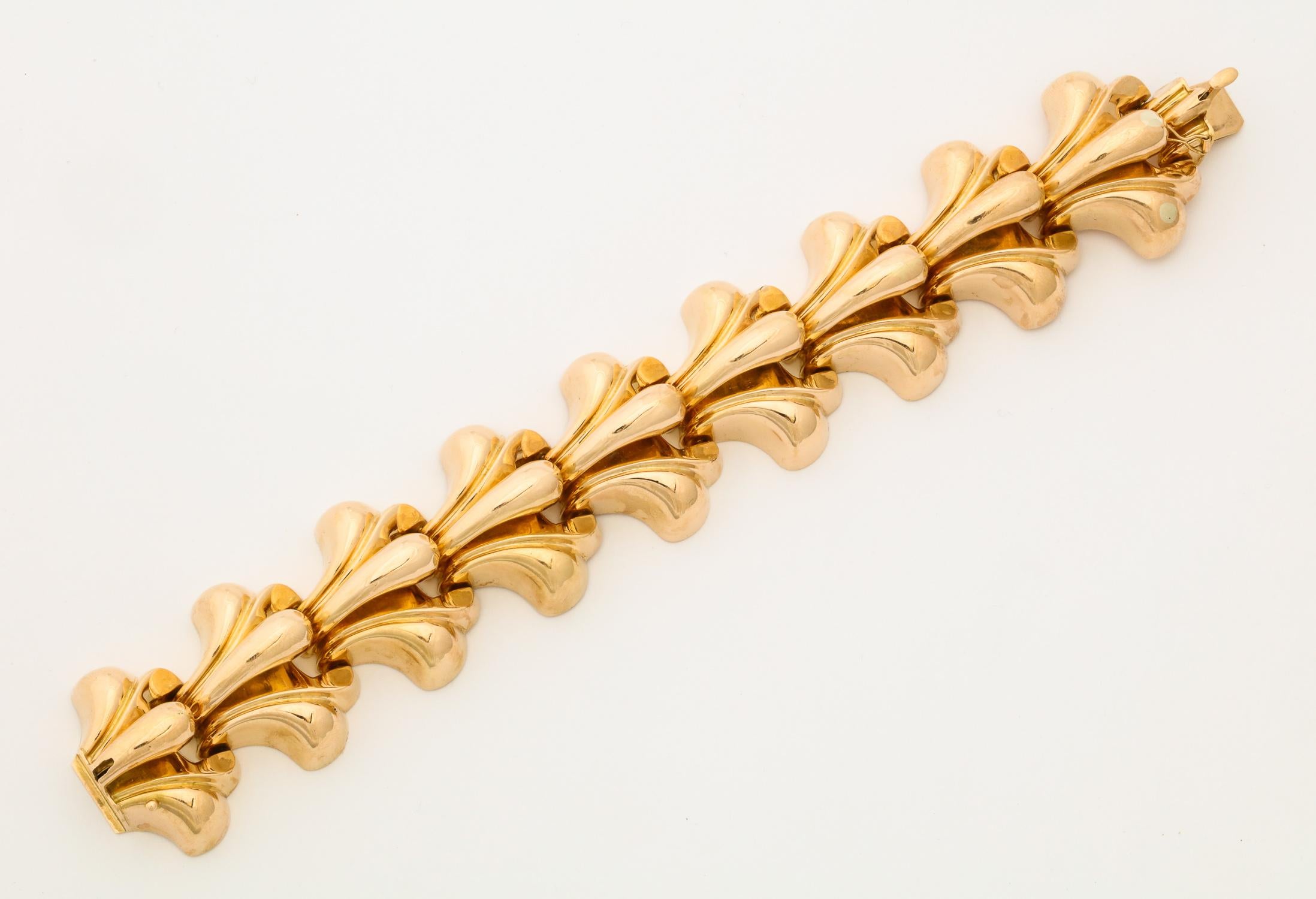 1960s Spray Design Three Dimensional High Polish Gold Link Bracelet with Safety In Good Condition In New York, NY