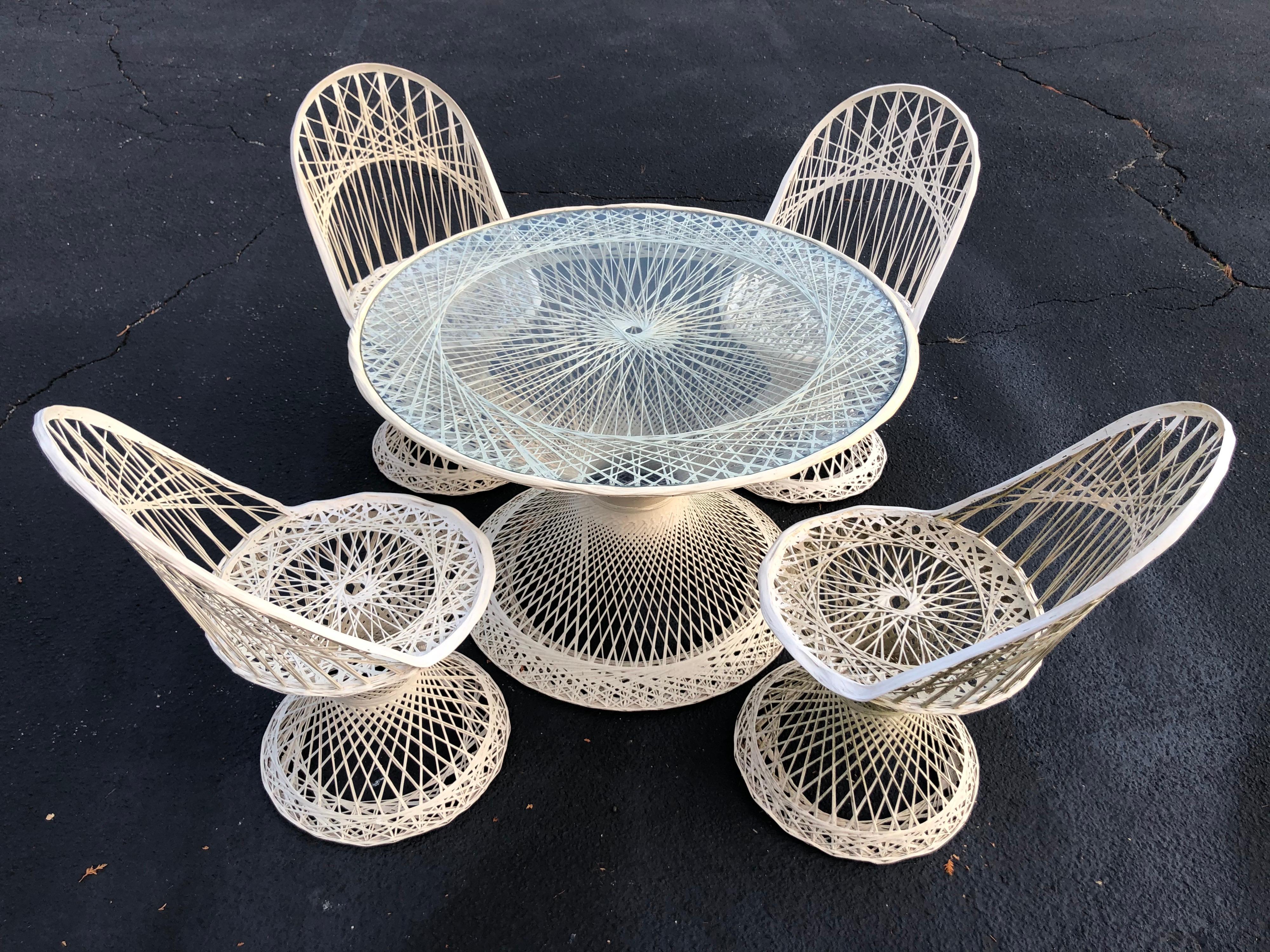 Ensemble de patio en fibre de verre filée du milieu du siècle par Russell Woodard. Un ensemble amusant et atomique pour un patio branché, à utiliser à l'intérieur ou à l'extérieur. Plateau de table en verre encastré au-dessus de sa base sculpturale.