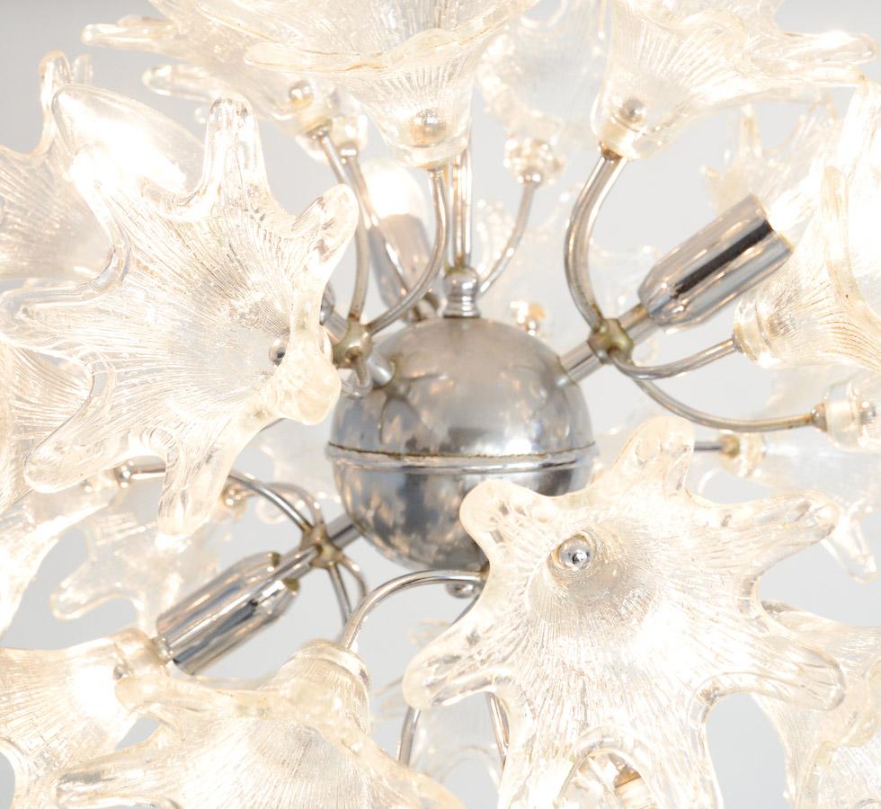 1960s Sputnik Chandelier with Glass Floral Shades In Good Condition In Vlimmeren, BE