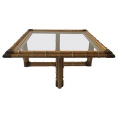Mesa de centro cuadrada de madera de bambú de imitación de los años 60 con tapa de cristal y detalles de latón