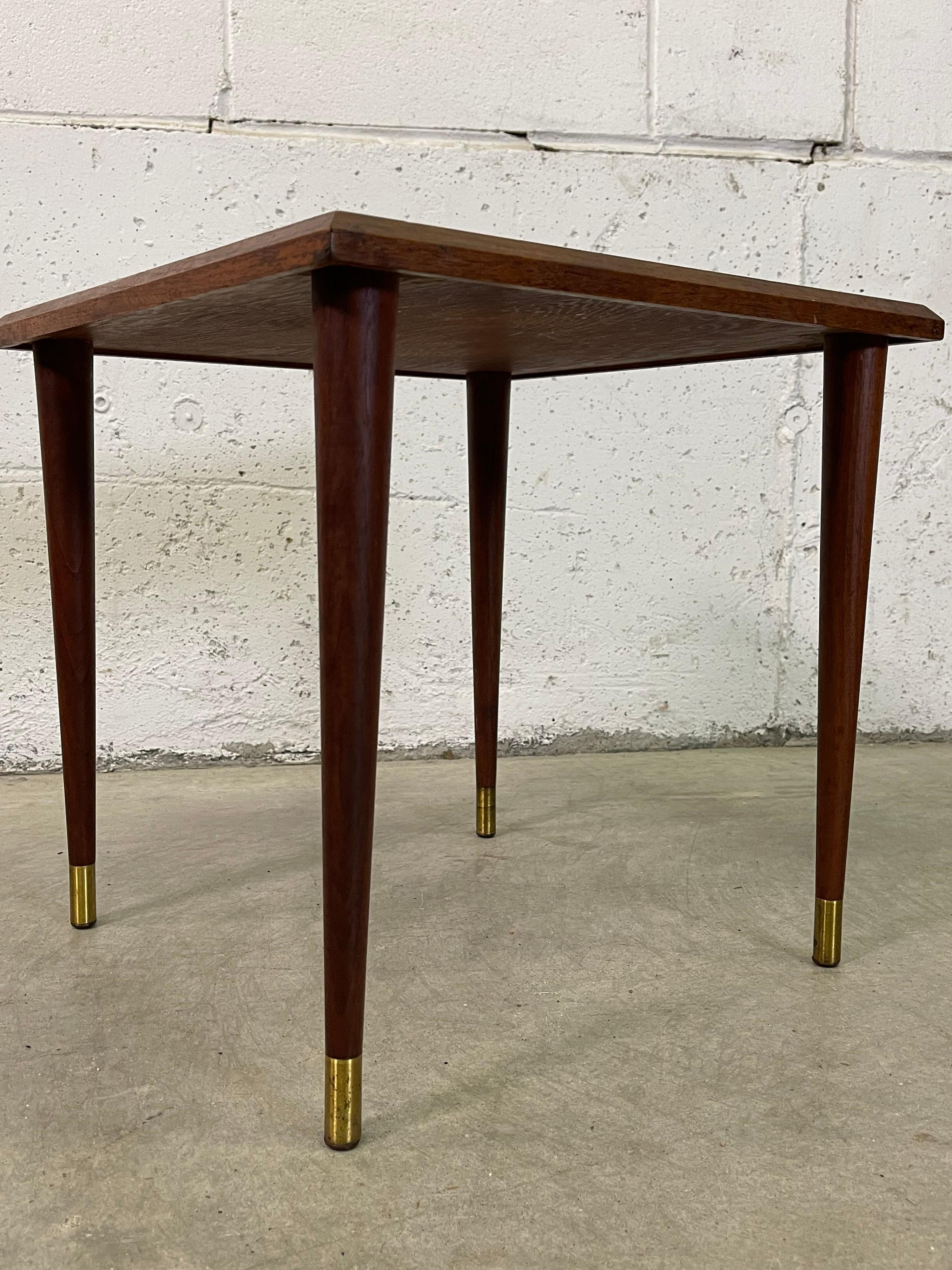 1960er Jahre Quadratischer Beistelltisch aus Nussbaum und Kacheln im Zustand „Gut“ in Amherst, NH