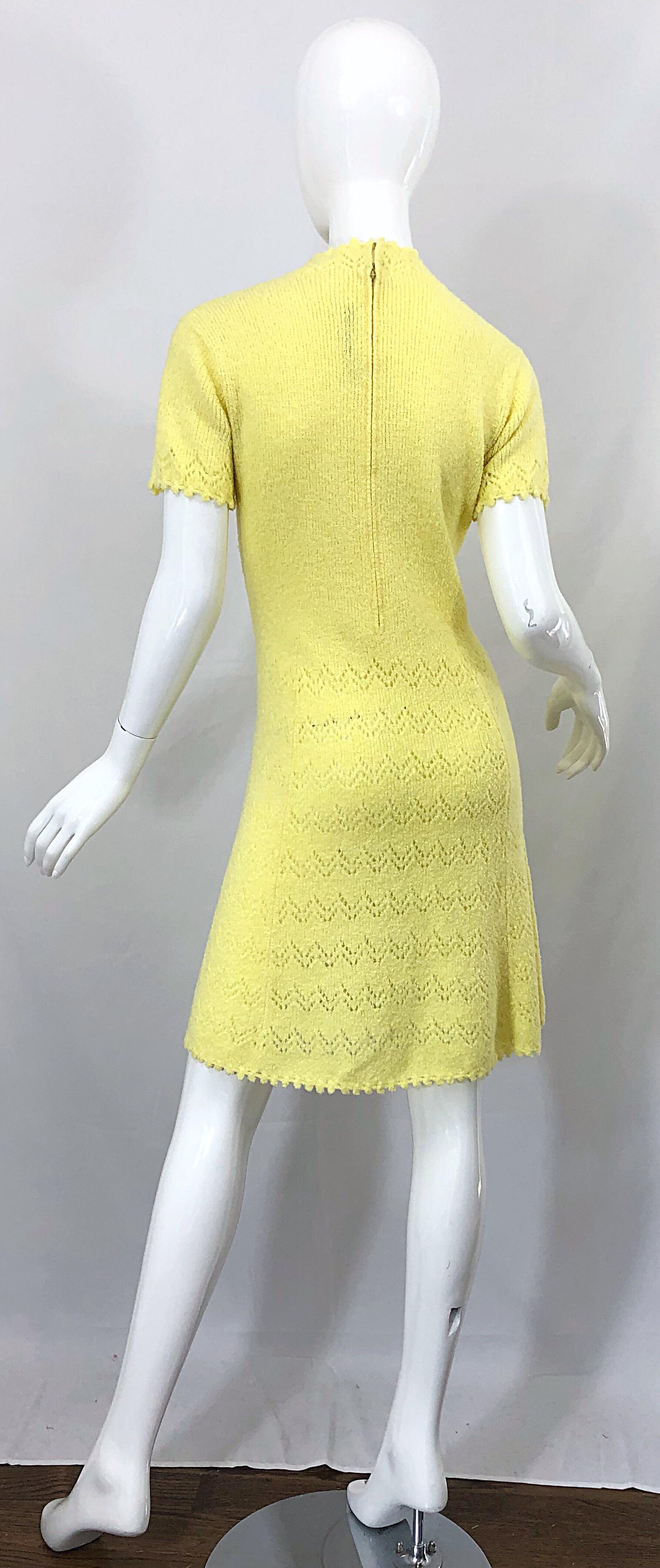 1960er St John Kanariengelbes Santana-Strickkleid Mod Crochet Vintage A-Linie 60er Jahre im Zustand „Hervorragend“ im Angebot in San Diego, CA