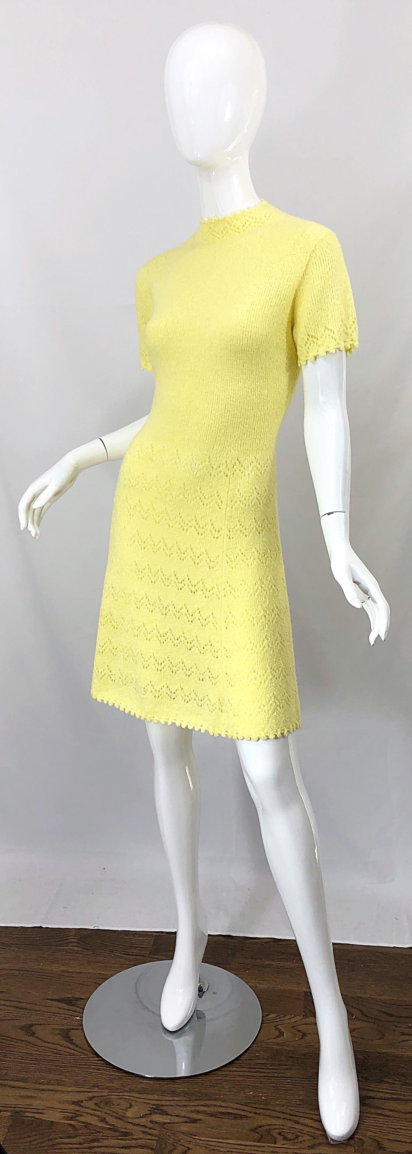 1960er St John Kanariengelbes Santana-Strickkleid Mod Crochet Vintage A-Linie 60er Jahre Damen im Angebot