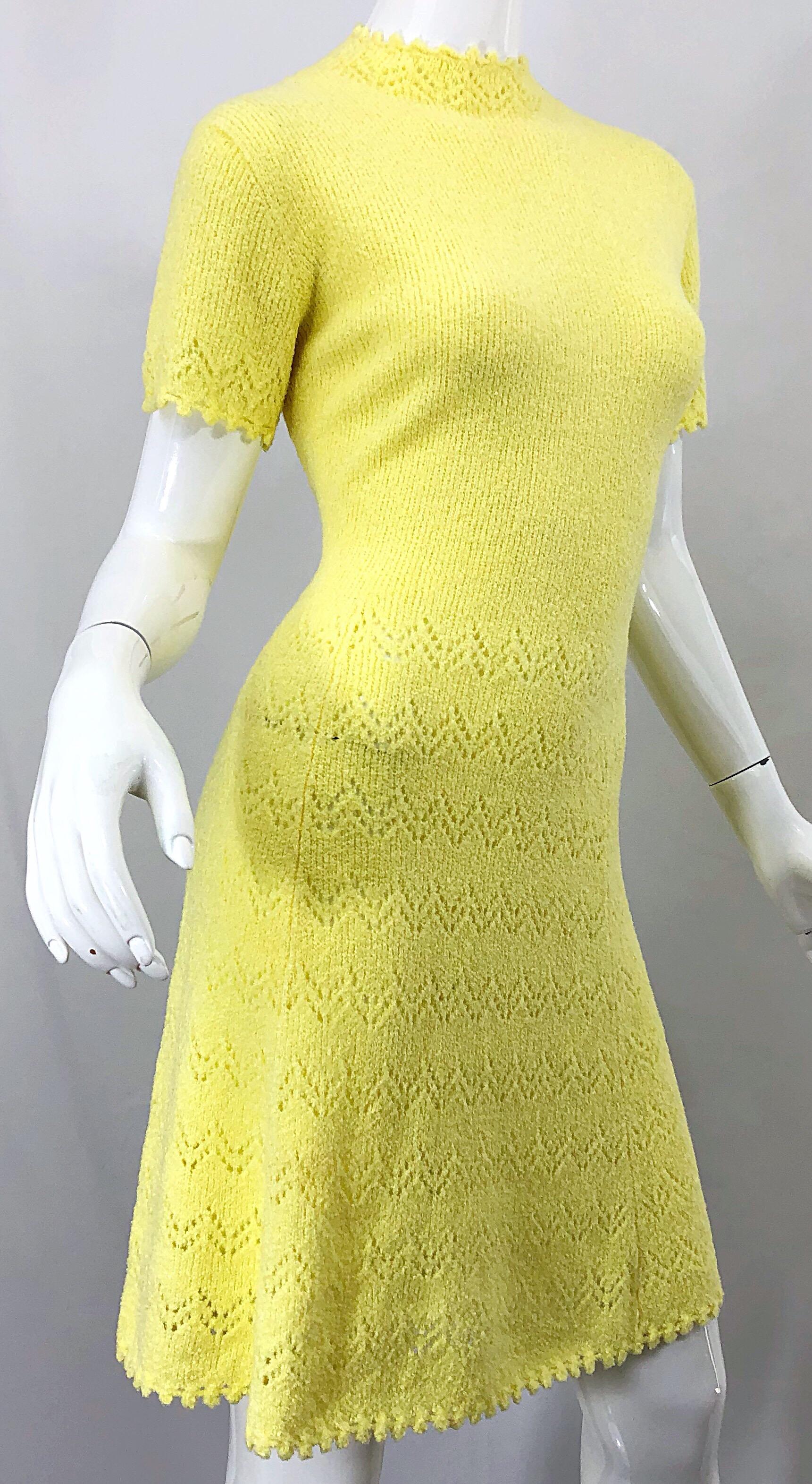 1960s St John Canary Yellow Santana Knit Mod Crochet Vintage A Line 60s Dress In Excellent Condition For Sale In San Diego, CA