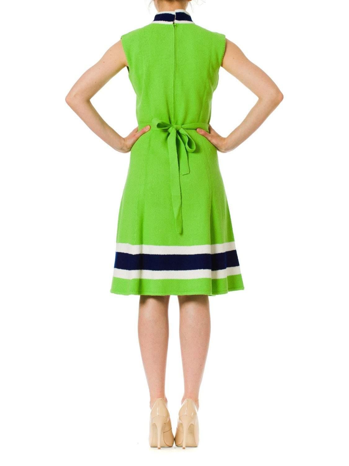 Vert ST JOHN Robe midi sans manches en tricot vert, années 1960 en vente