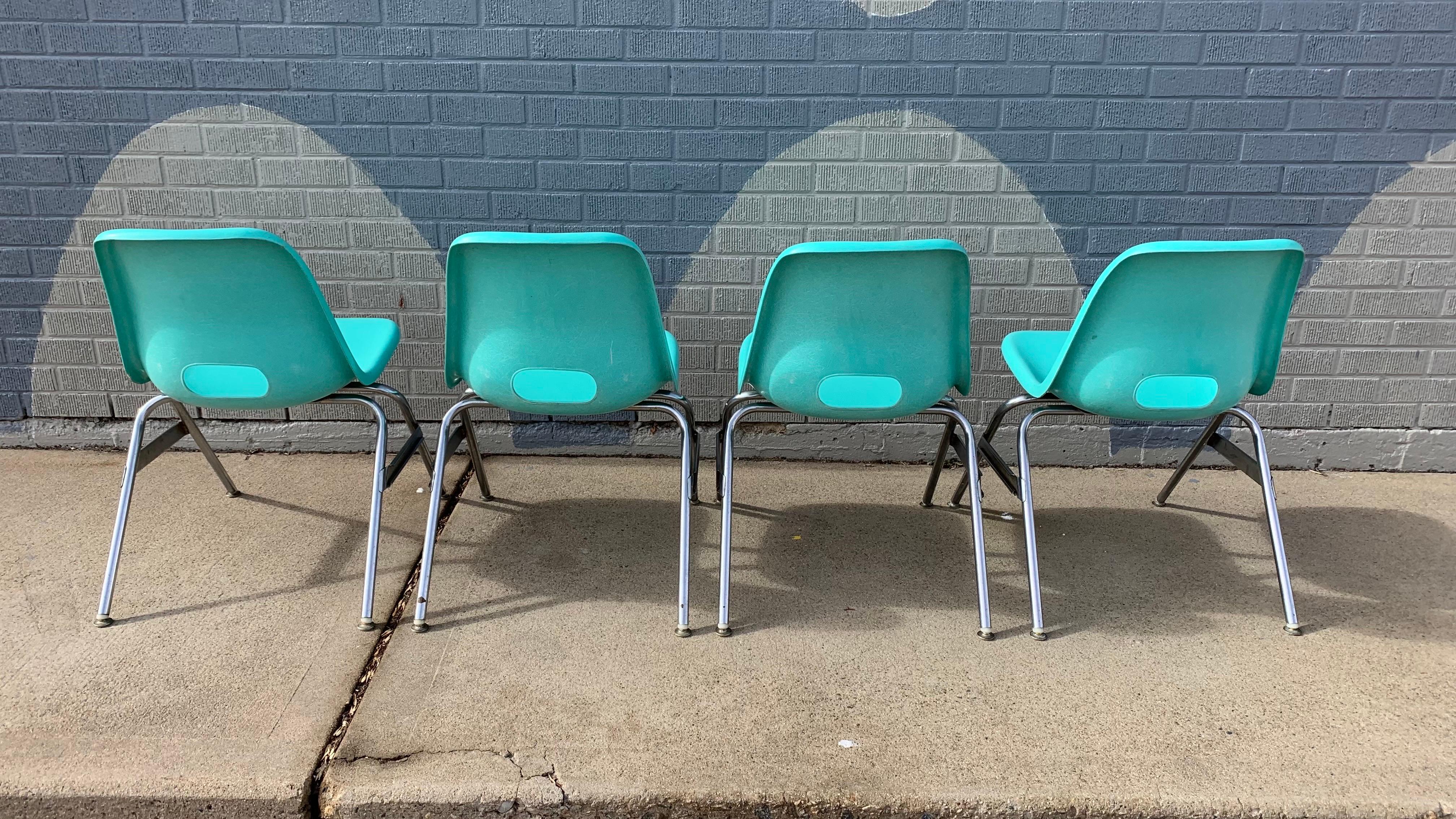 Dieses Set aus vier Krueger-Stühlen aus Fiberglas im Retro-Stil ist in einem auffälligen Türkis gehalten und passt perfekt in jeden modernen Raum der Jahrhundertmitte. Sie sind stapelbar und eignen sich hervorragend als Ergänzung zu einem Spieltisch