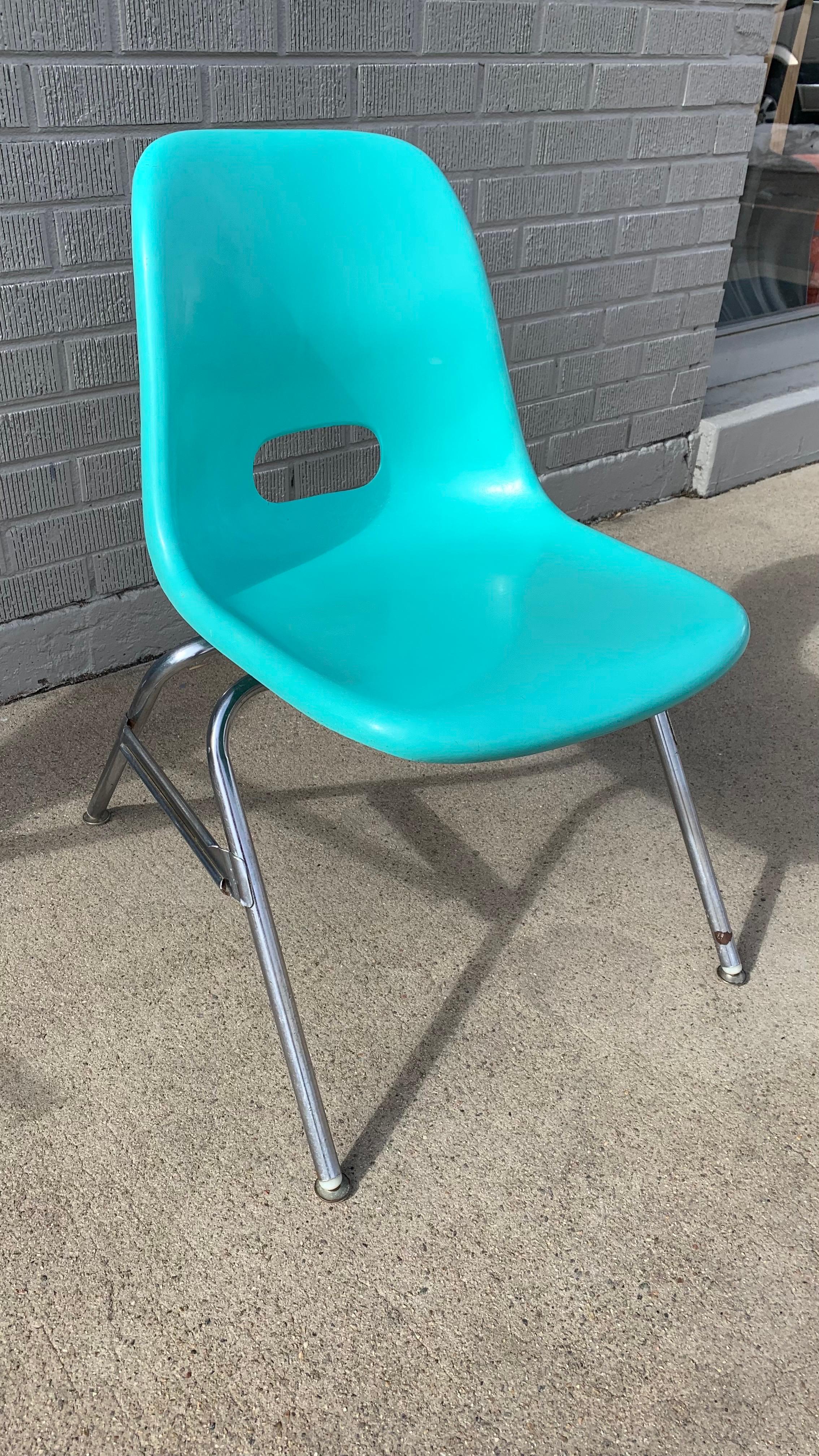 1960er Stapelstühle aus türkisfarbenem Fiberglas von Krueger Metal Products, 4er-Set (amerikanisch) im Angebot