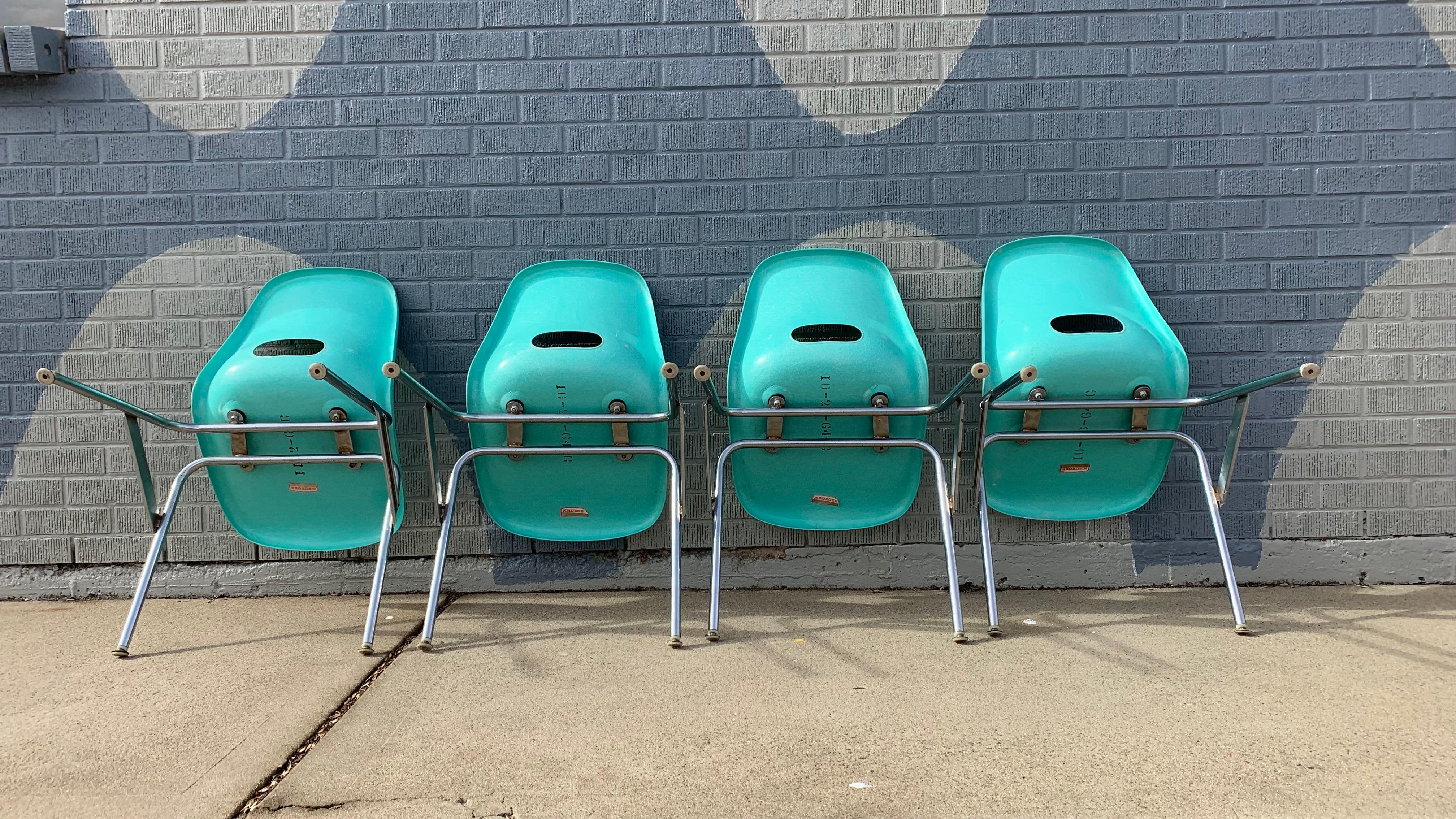 1960er Stapelstühle aus türkisfarbenem Fiberglas von Krueger Metal Products, 4er-Set im Zustand „Gut“ im Angebot in Wheat Ridge, CO
