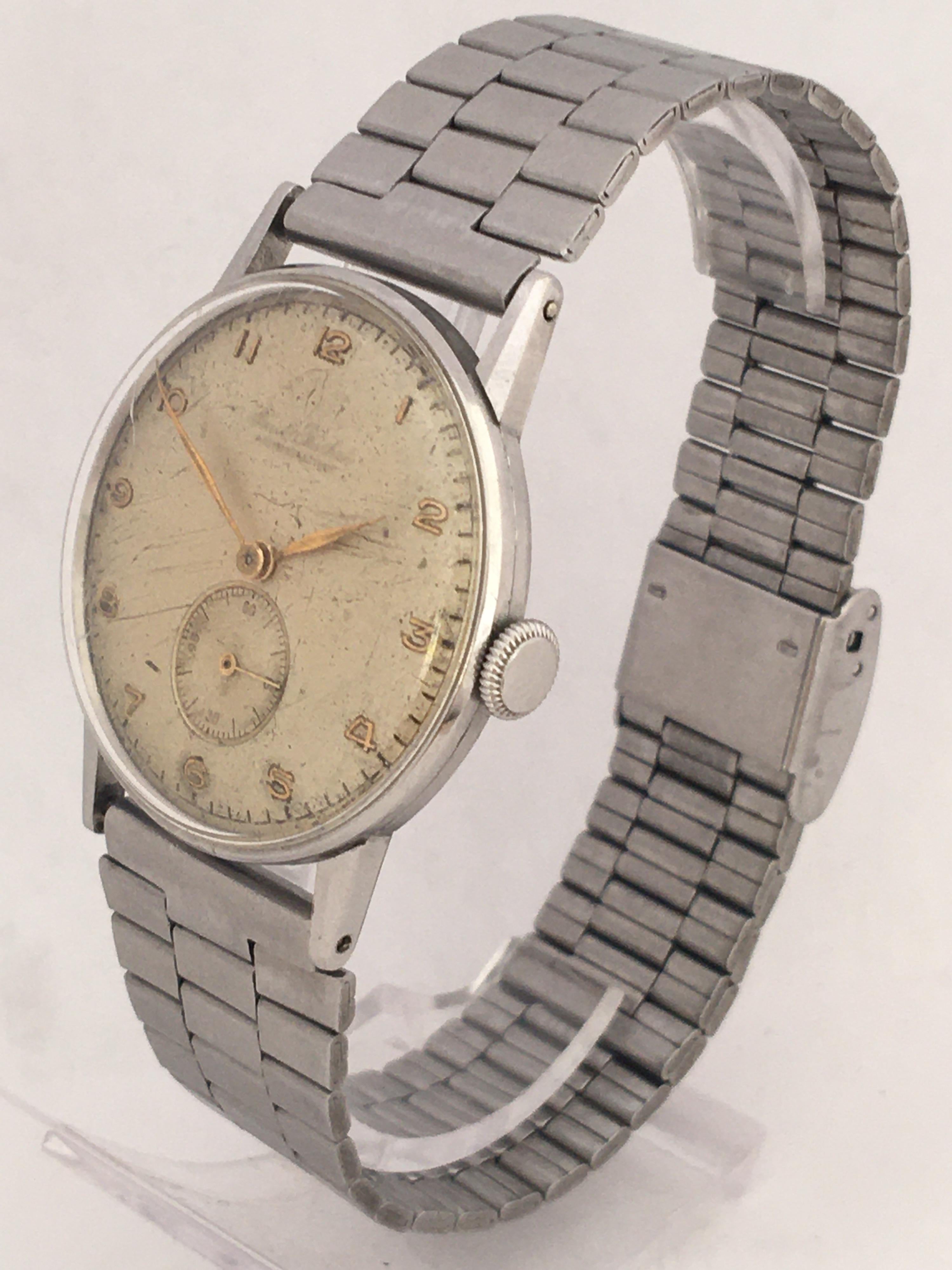 This beautiful pre-owned vintage mechanical watch is working and it is ticking well. The dial has aged. Visible scratches on the dial, glass and on the bubble back case. 

Please study the images carefully as form part of the description.

