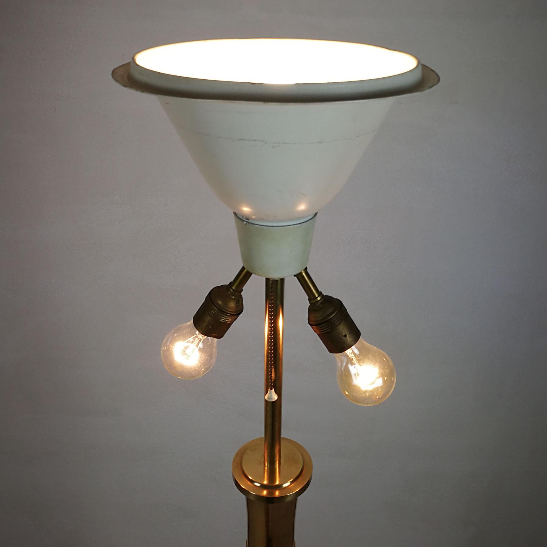 Lampe sur pied moderne du milieu du siècle dernier de Metalarte en acajou massif et laiton - Espagne en vente 3