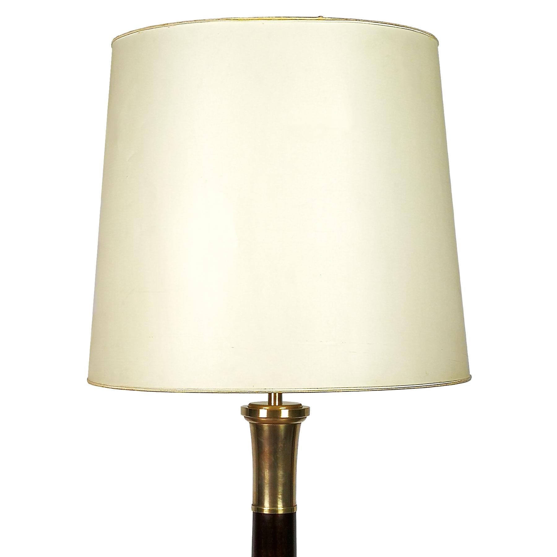 Standing lamp in solid mahogany, French polish and polished brass. Three-light, new lampshade done as the original in beige fabric.
Maker: Metalarte
Spain, circa 1960.