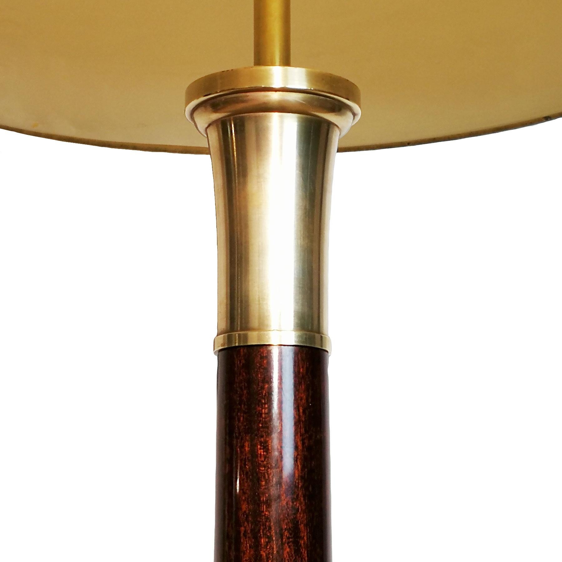 Mid-Century Modern Lampe sur pied moderne du milieu du siècle dernier de Metalarte en acajou massif et laiton - Espagne en vente