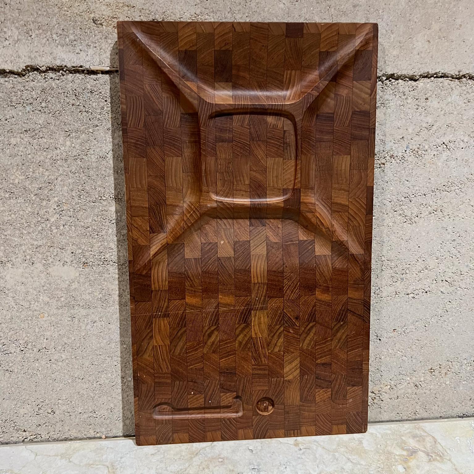 Vassoio da portata per salumi in teak vintage Hostess Board
stile di Jens Quistgaard per Dansk
21 lunghezza x 12,25 larghezza x 1 spessore
Originale d'epoca
Fai riferimento alle immagini