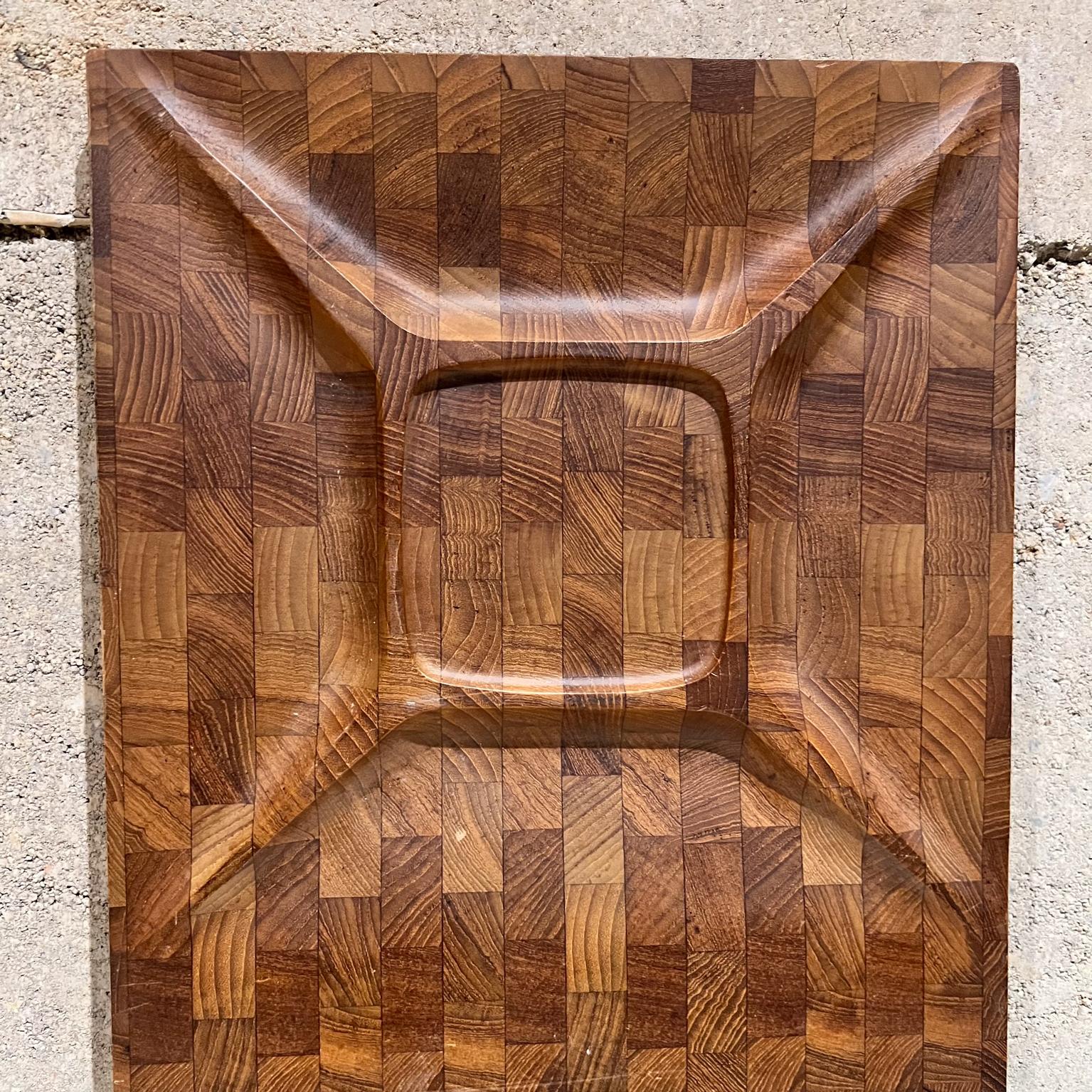 Scandinavo moderno Vassoio da portata per salumi in legno di teak dogato del 1960, stile Dansk in vendita