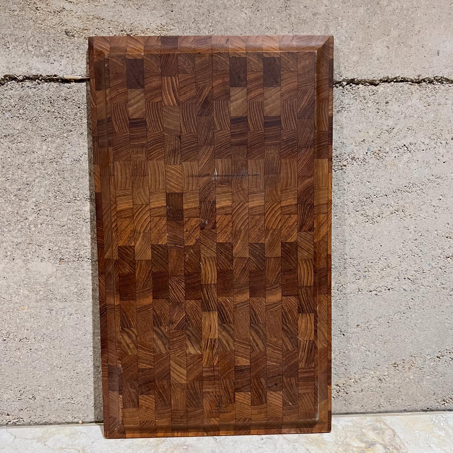 Metà XX secolo Vassoio da portata per salumi in legno di teak dogato del 1960, stile Dansk in vendita