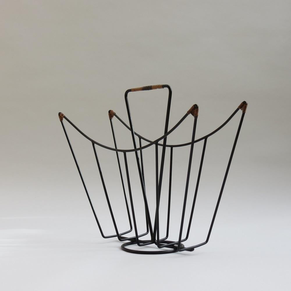 Mid-Century moderno Portariviste in acciaio e rattan anni '60 di Desmond Sawyer in vendita
