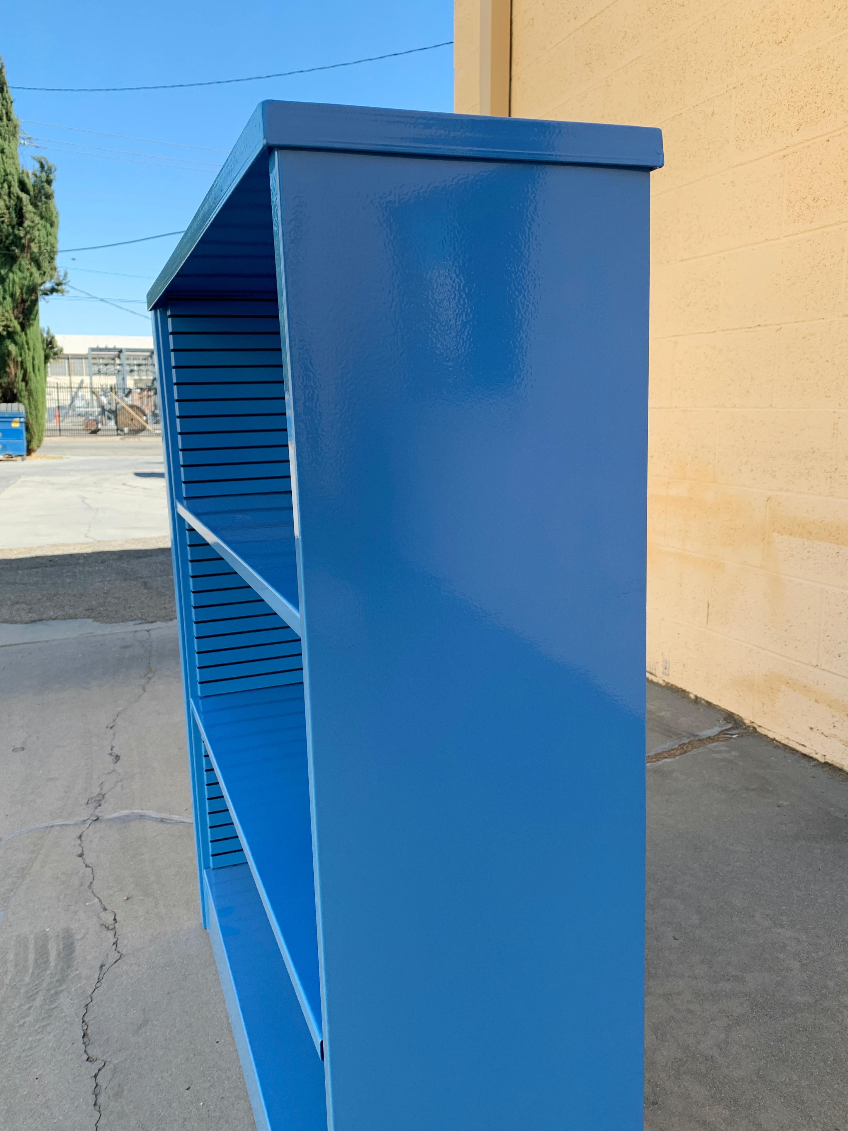 Mid-Century Modern 1960s Steel Tanker Style Bookcase in Blue ‘BL05’, Custom Refinished For Sale